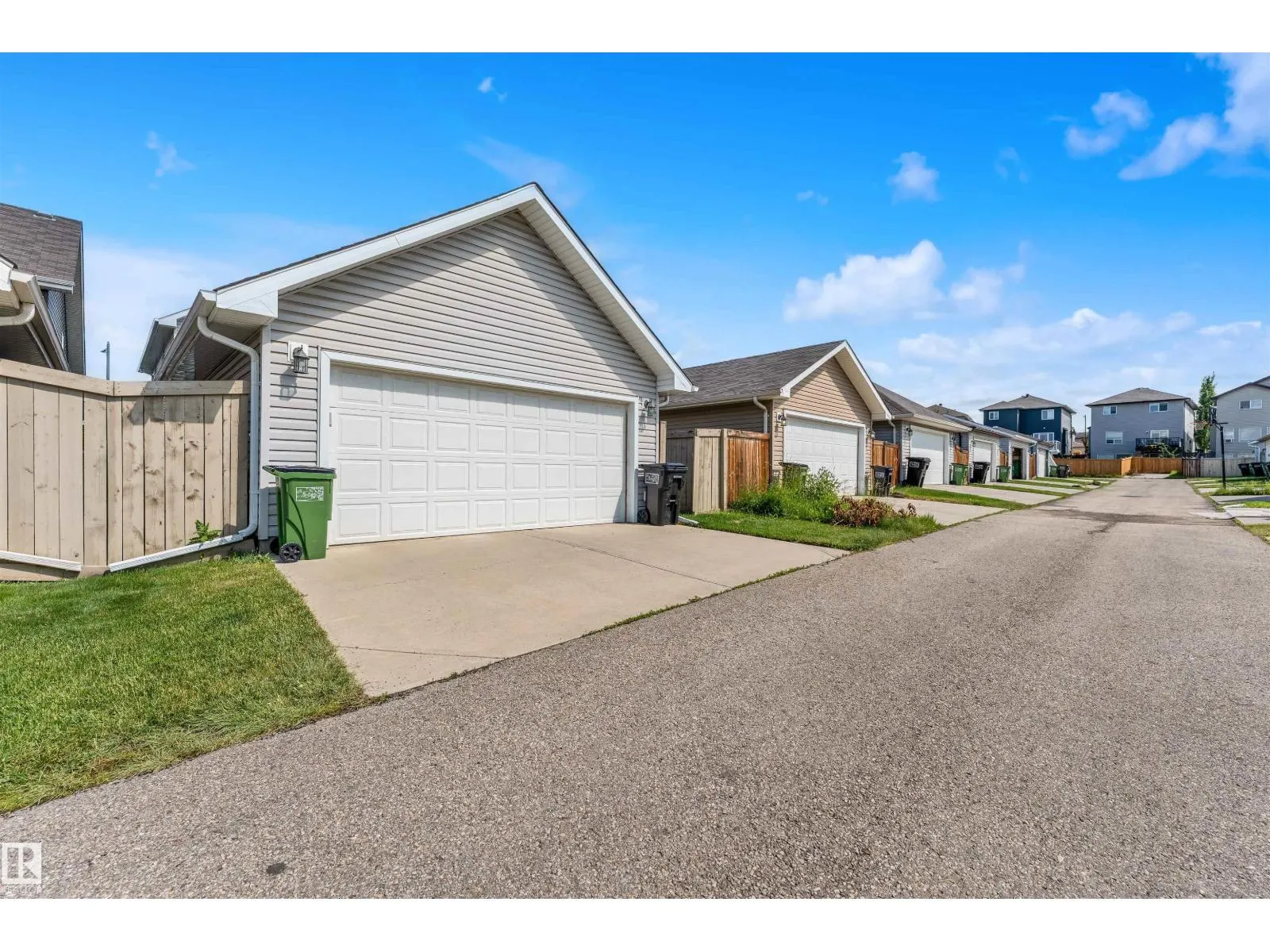 839 37 AV NW