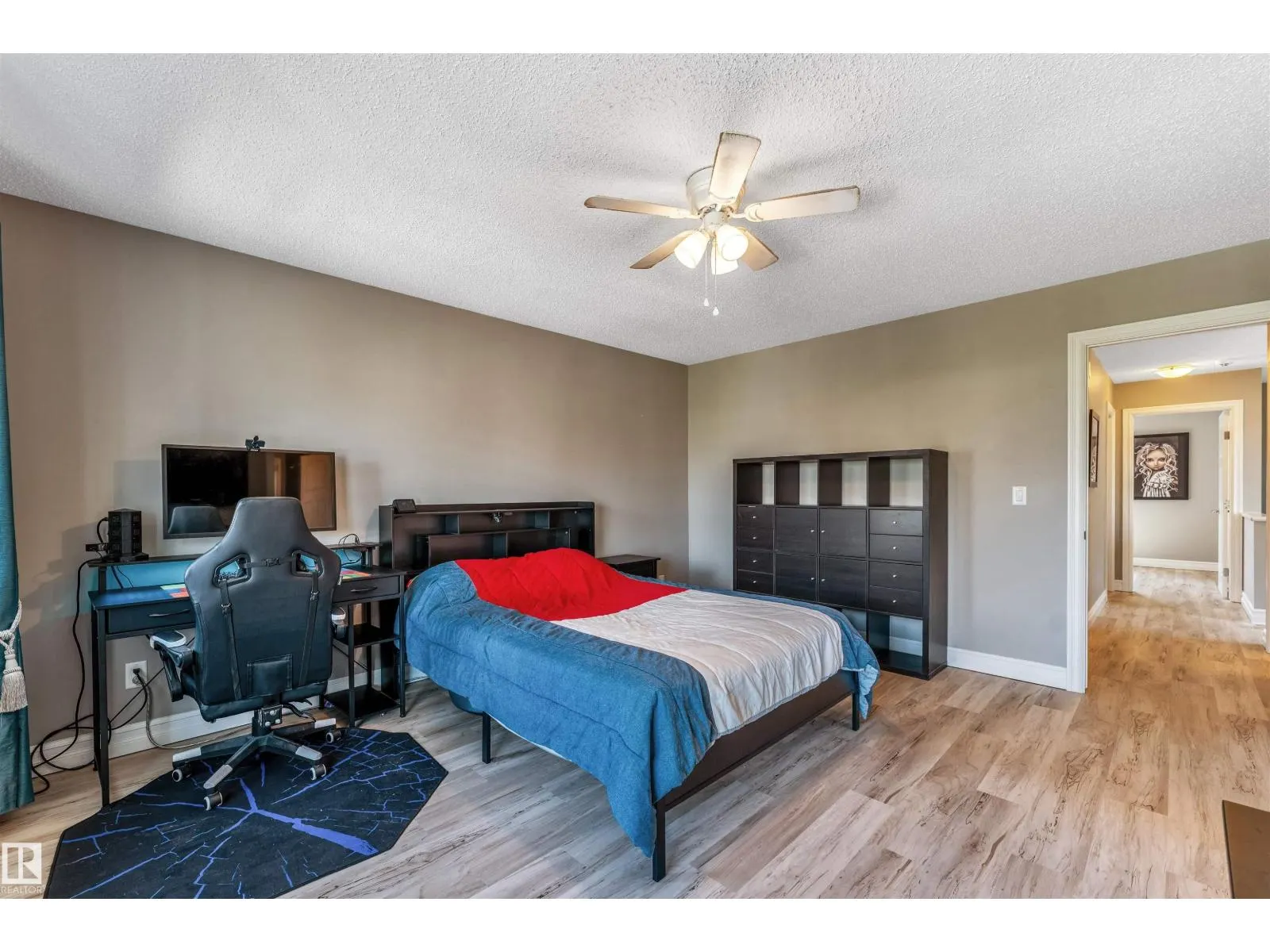 839 37 AV NW