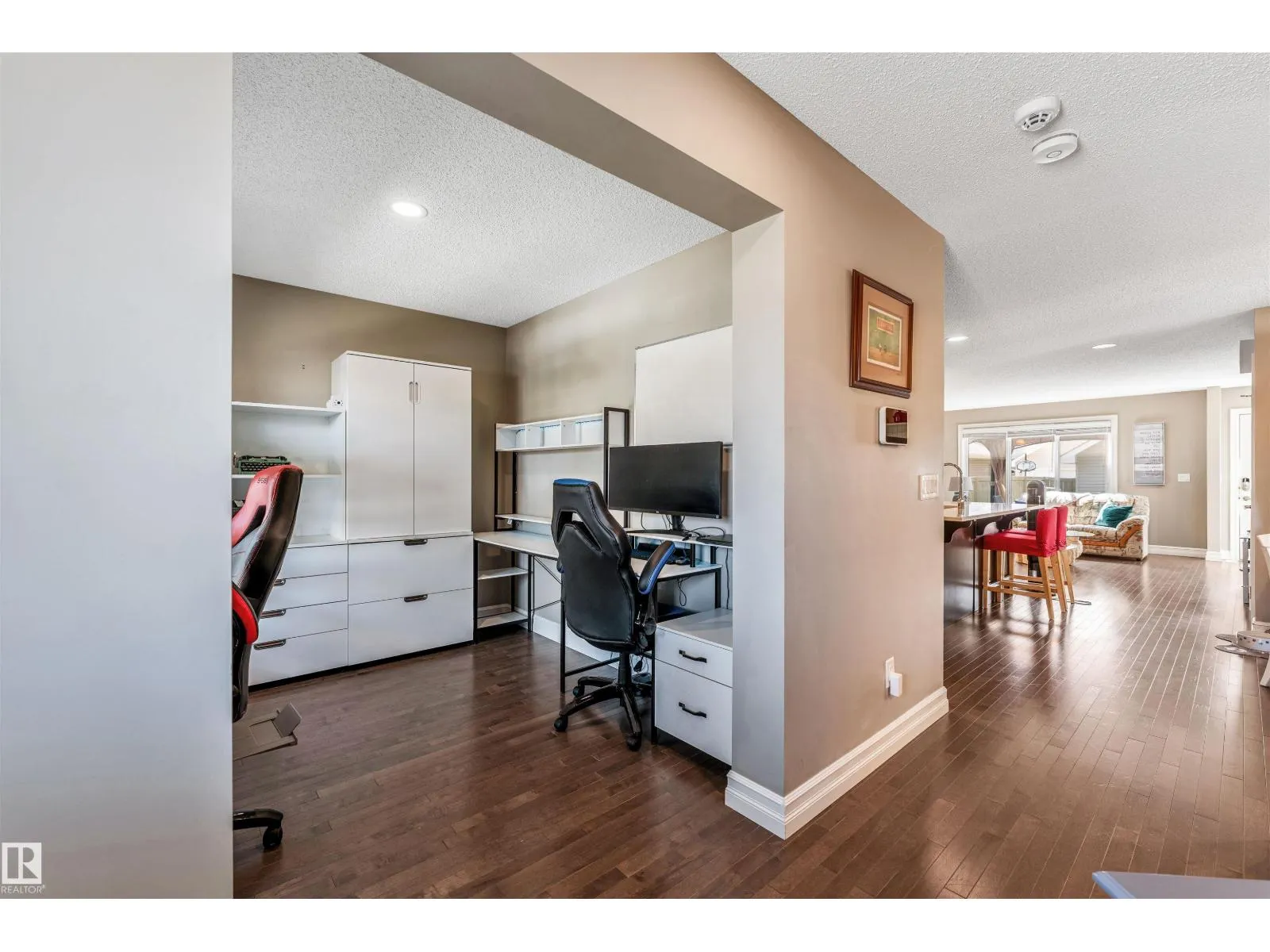 839 37 AV NW