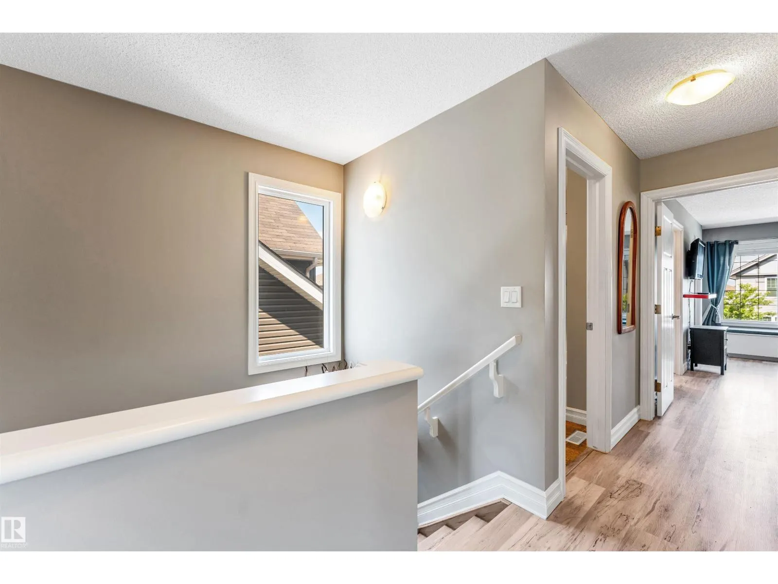 839 37 AV NW