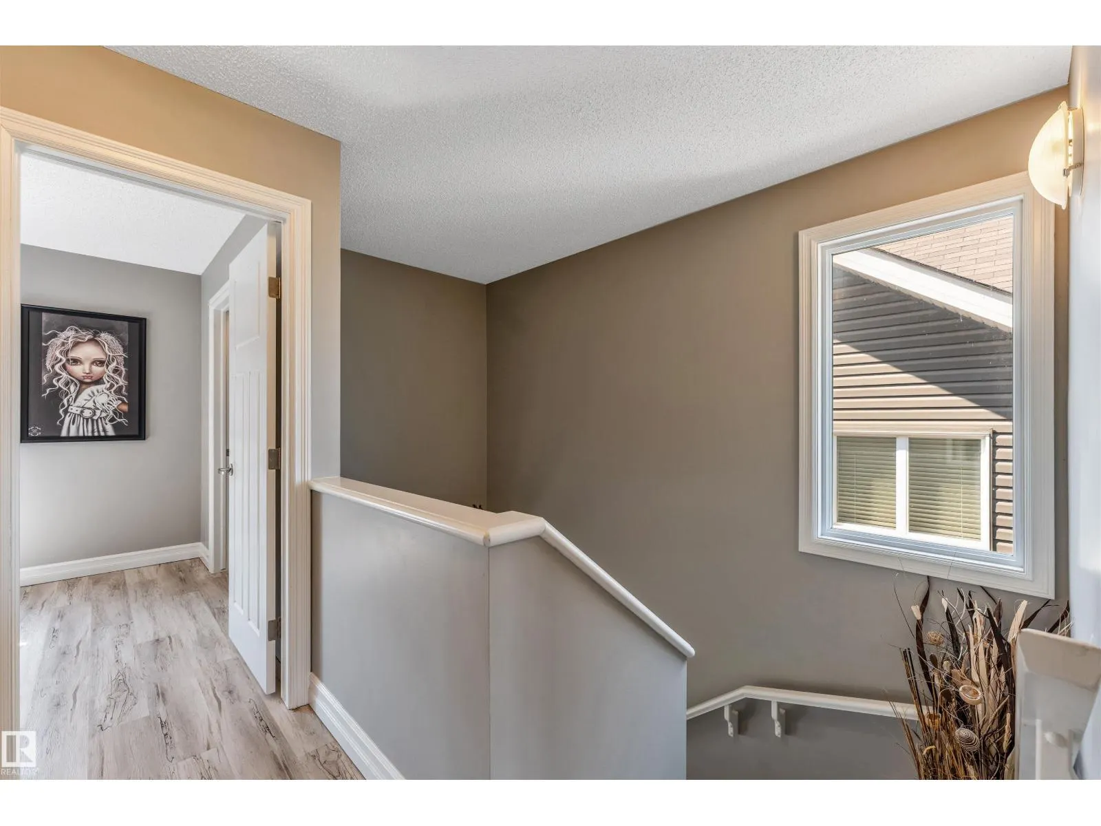 839 37 AV NW