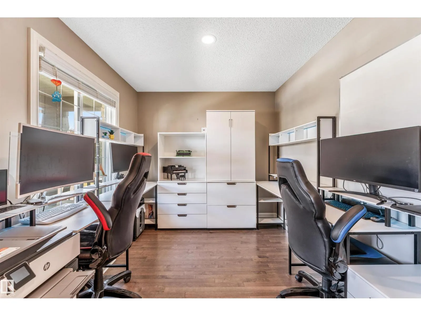 839 37 AV NW