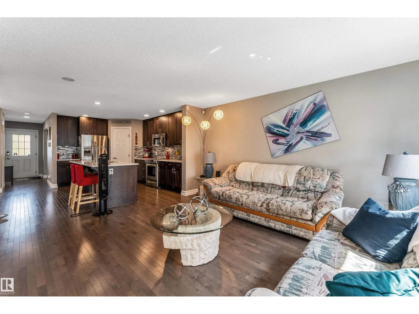 839 37 AV NW