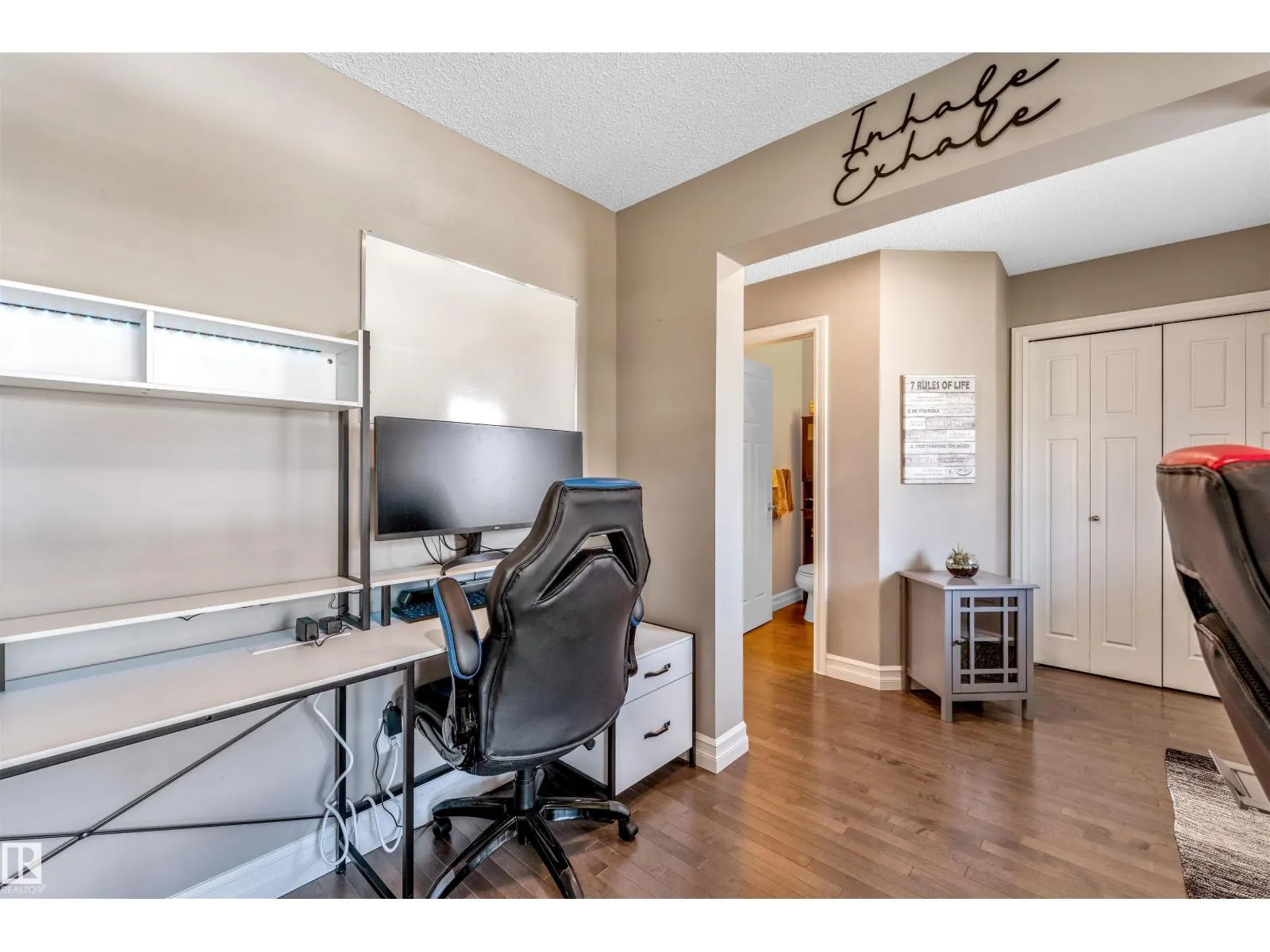 839 37 AV NW