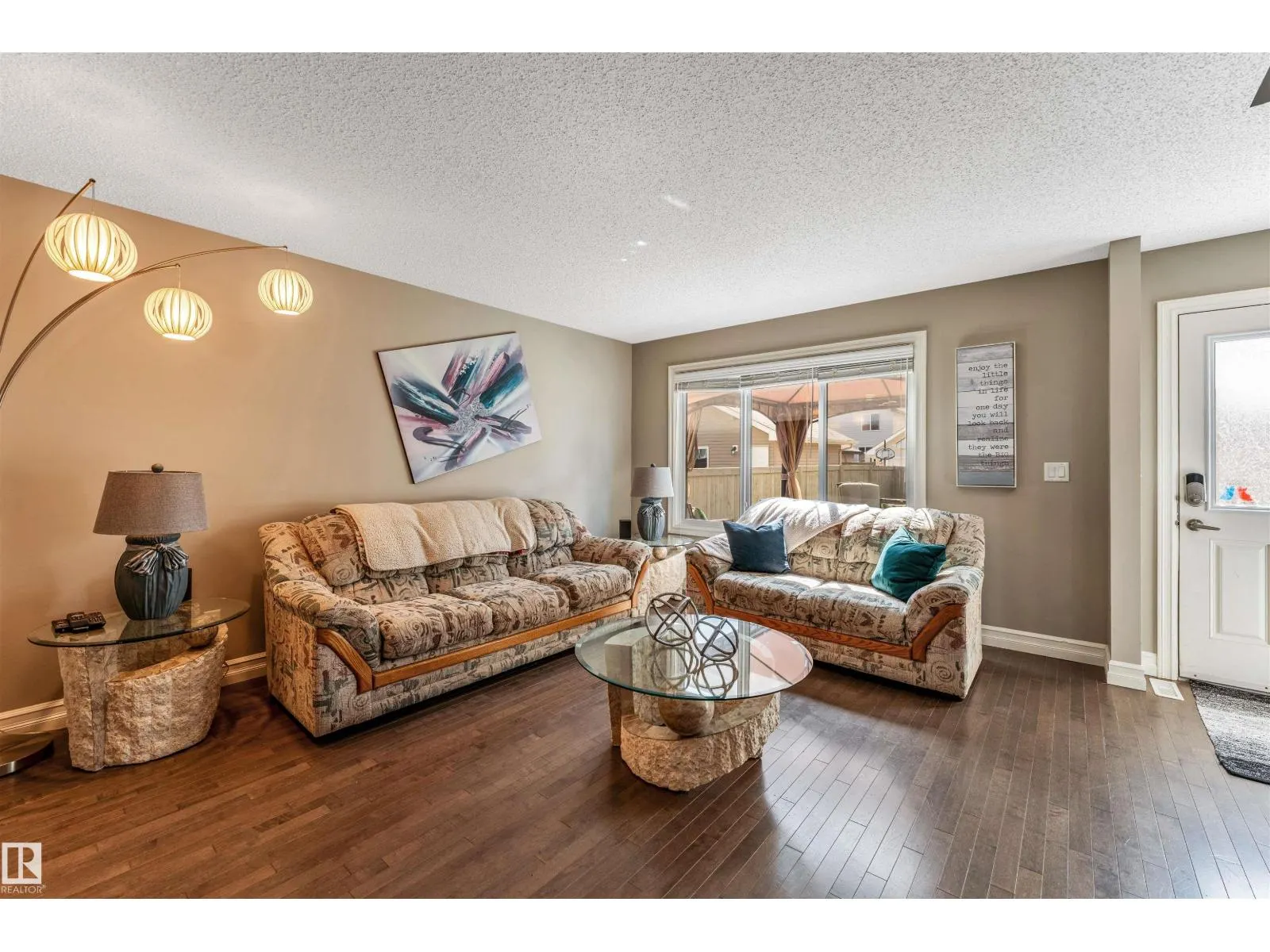 839 37 AV NW