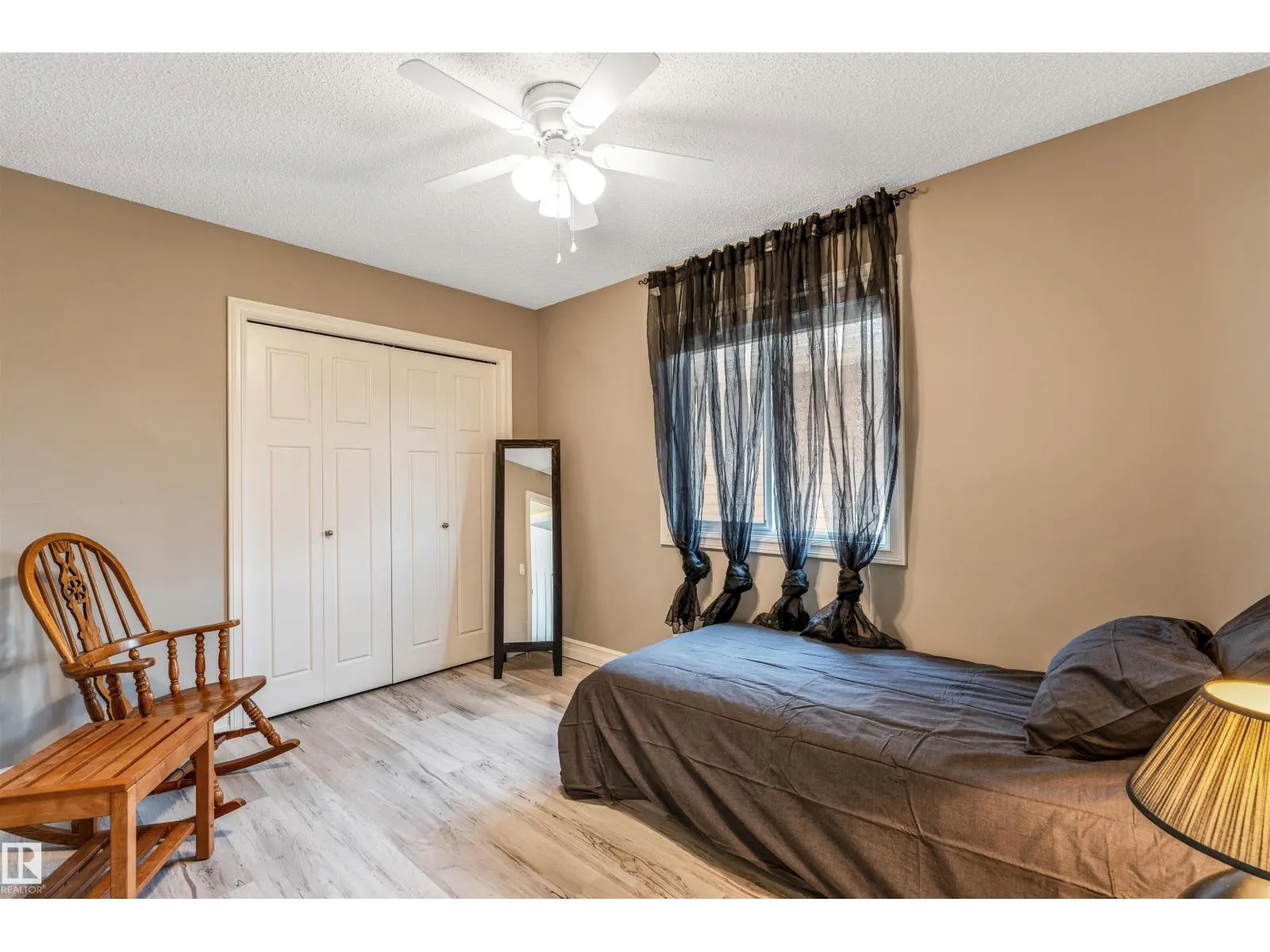 839 37 AV NW