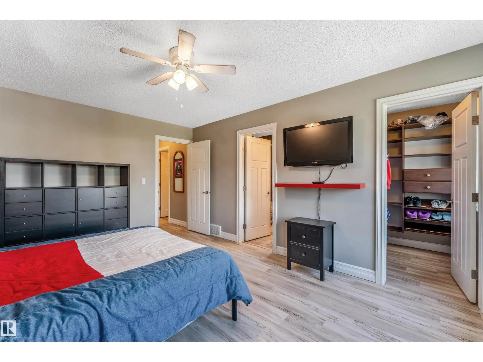 839 37 AV NW