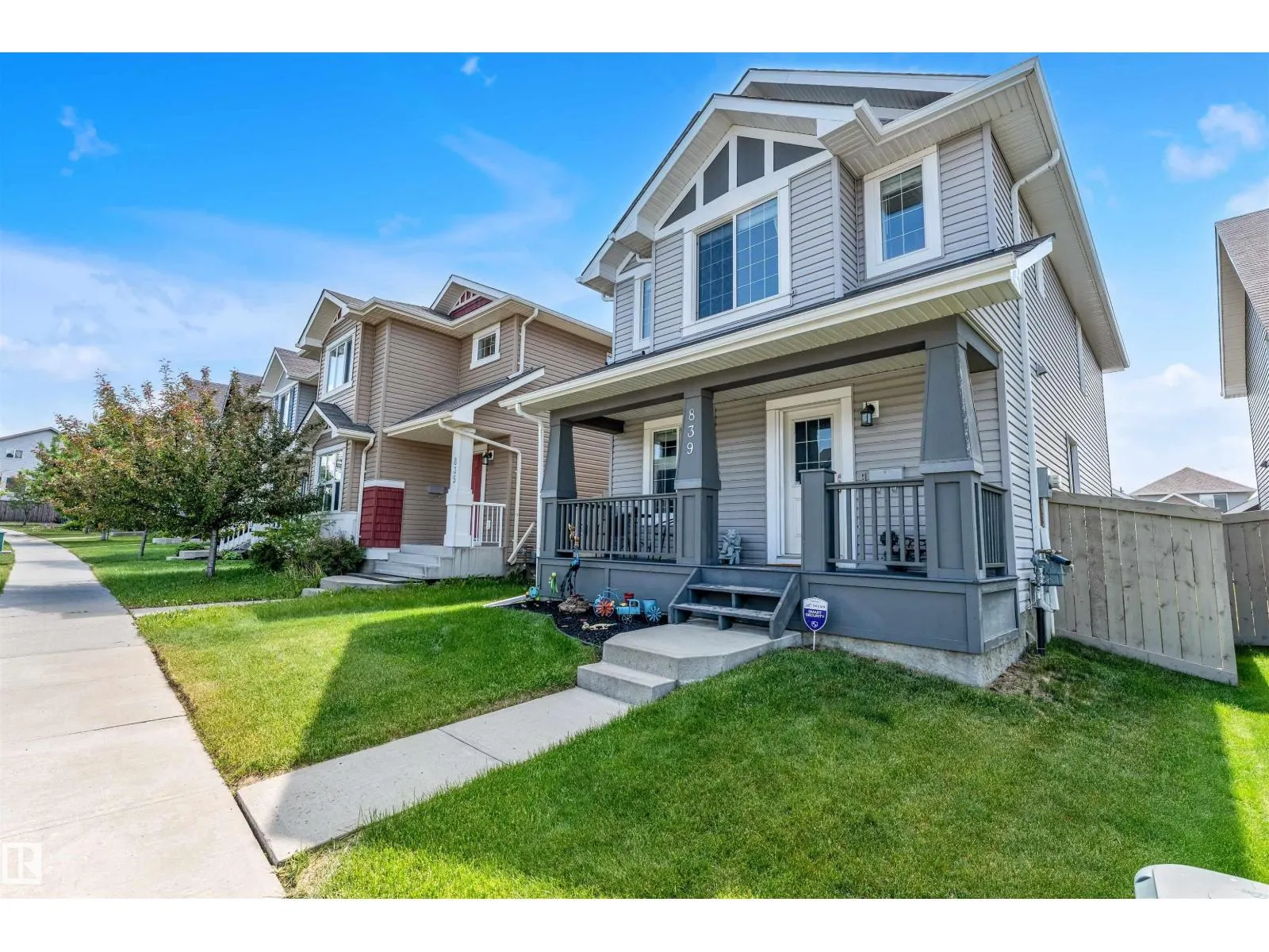 839 37 AV NW