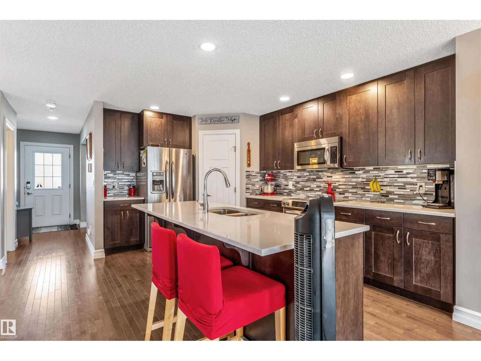 839 37 AV NW