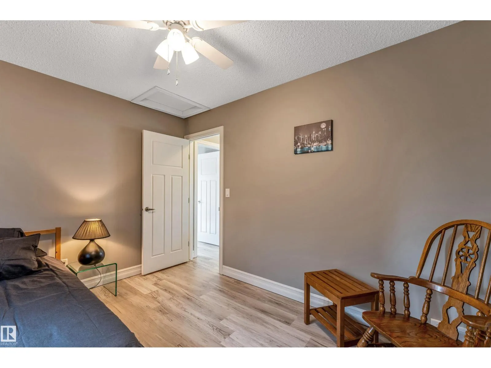 839 37 AV NW