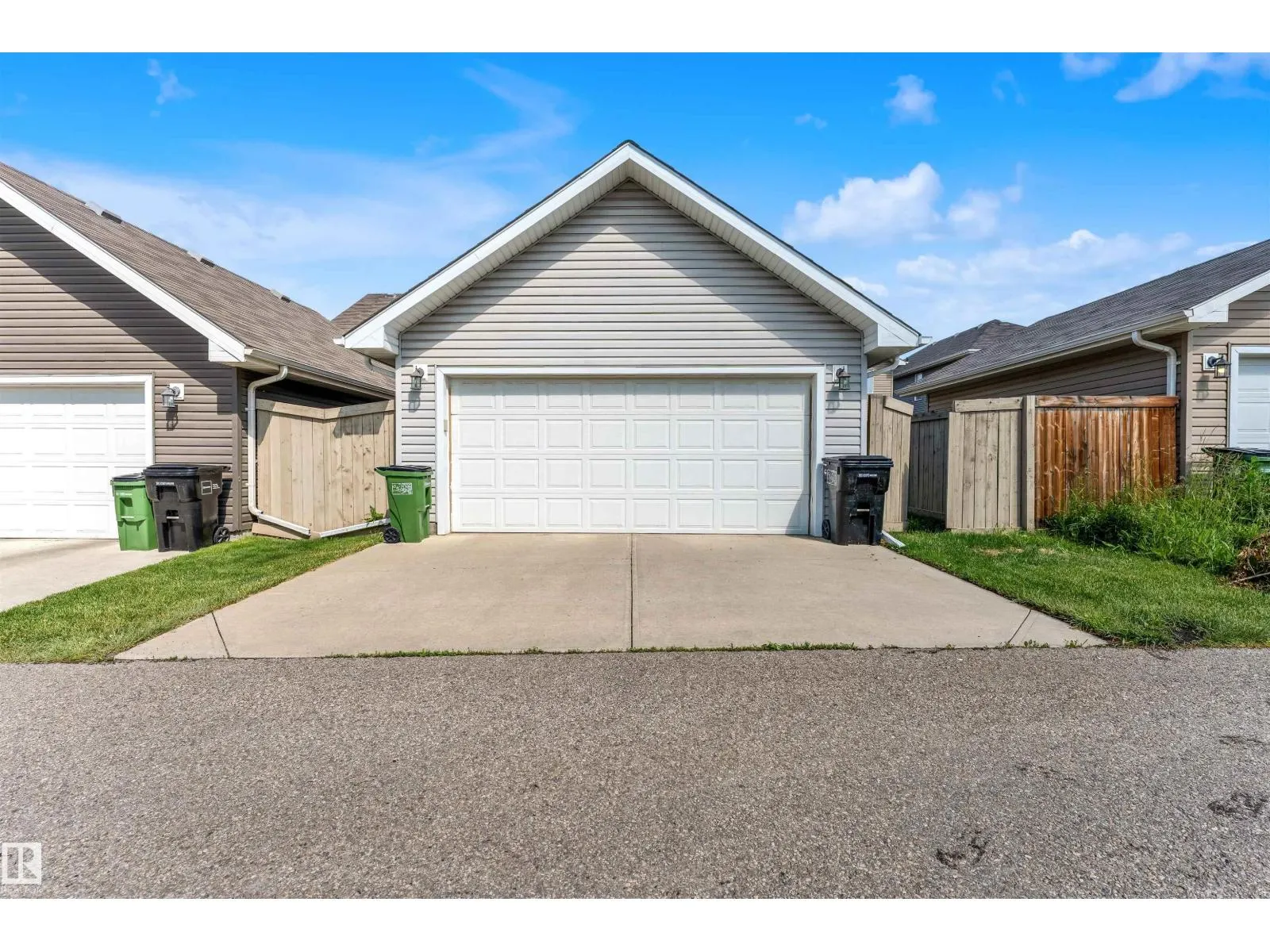 839 37 AV NW