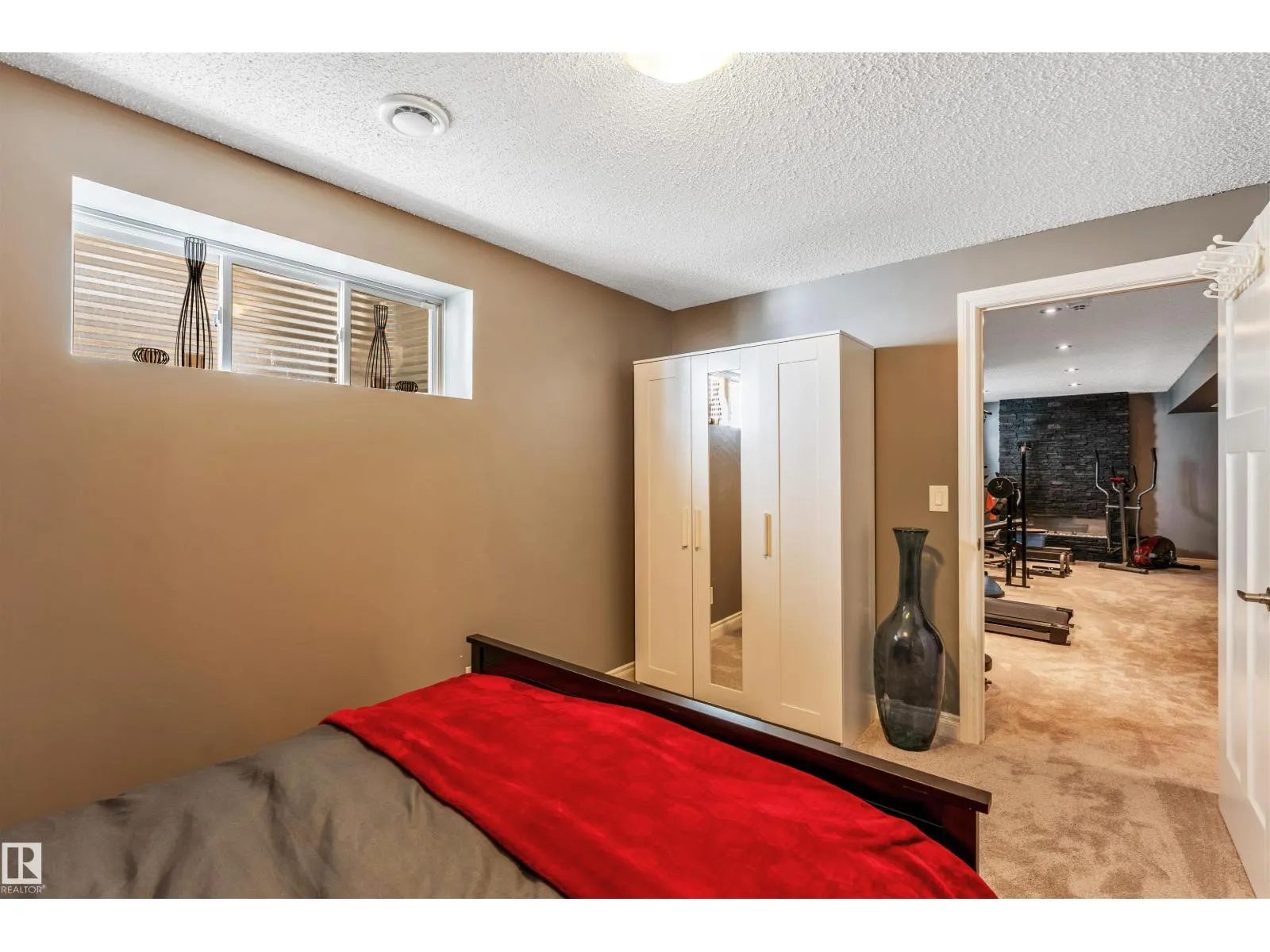 839 37 AV NW