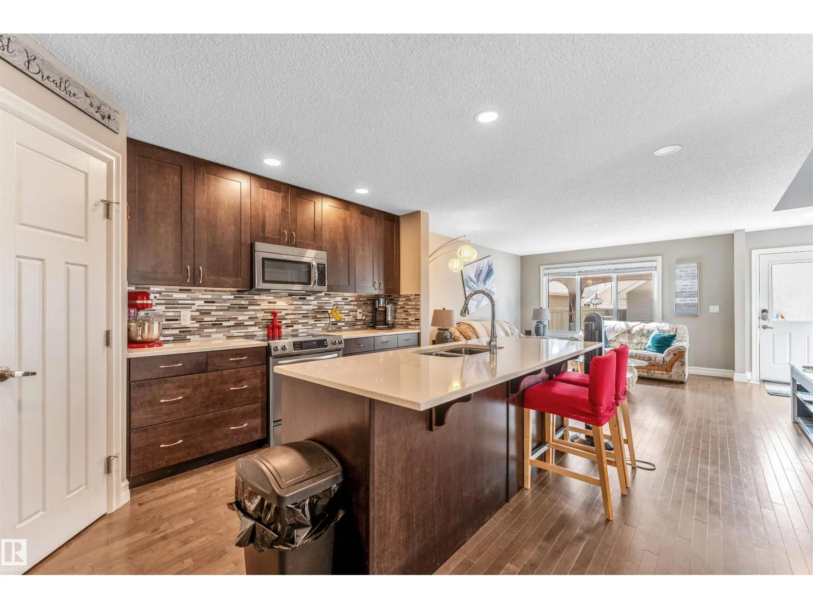 839 37 AV NW