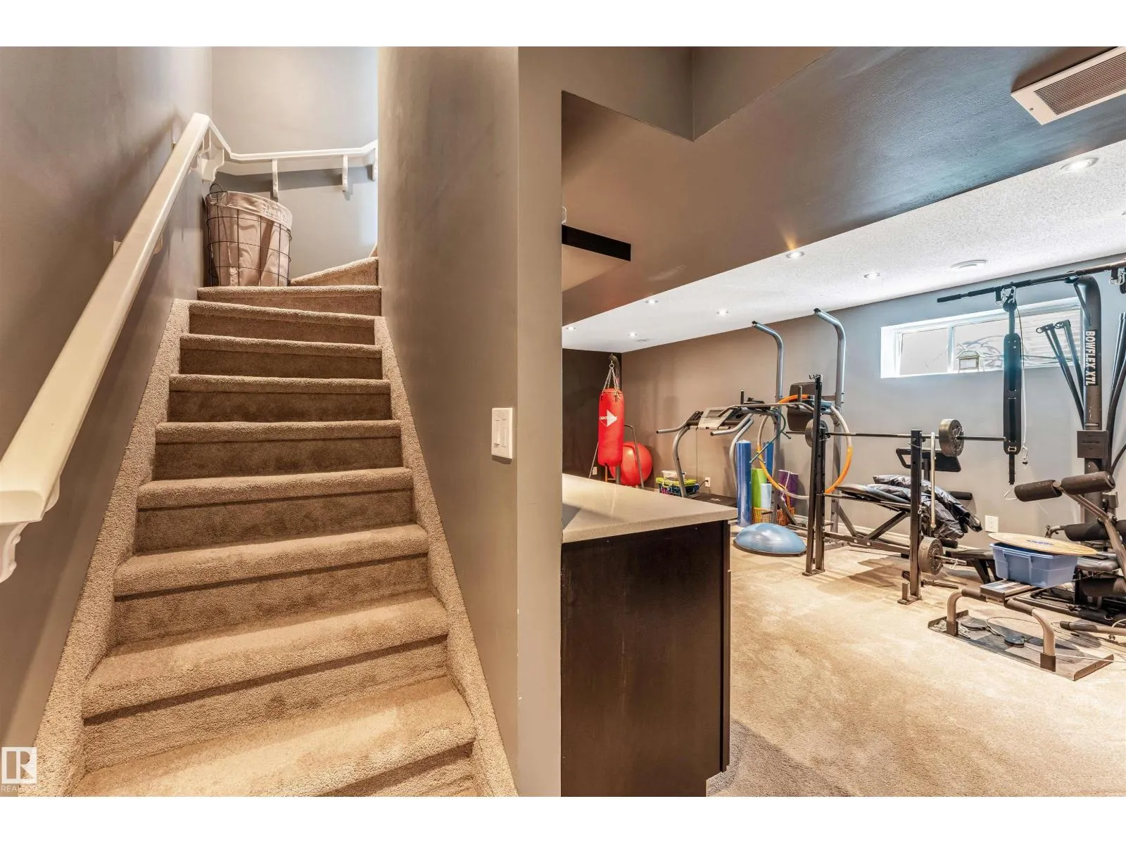 839 37 AV NW