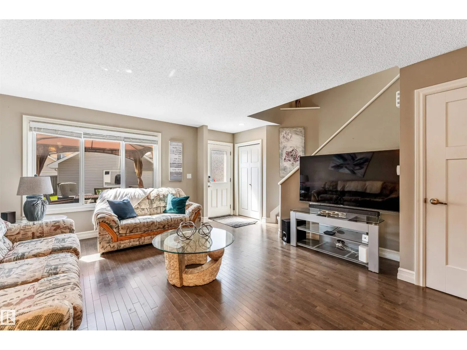 839 37 AV NW