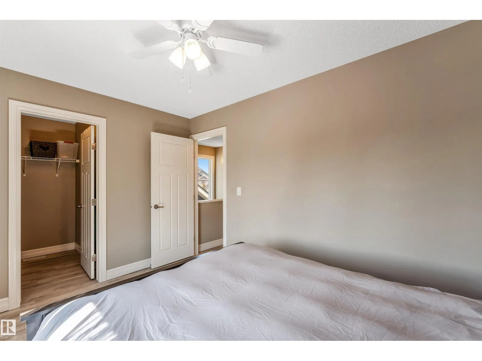 839 37 AV NW