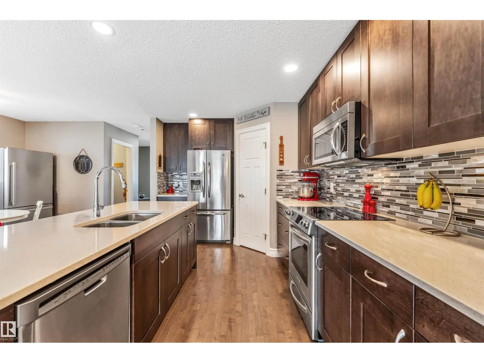 839 37 AV NW