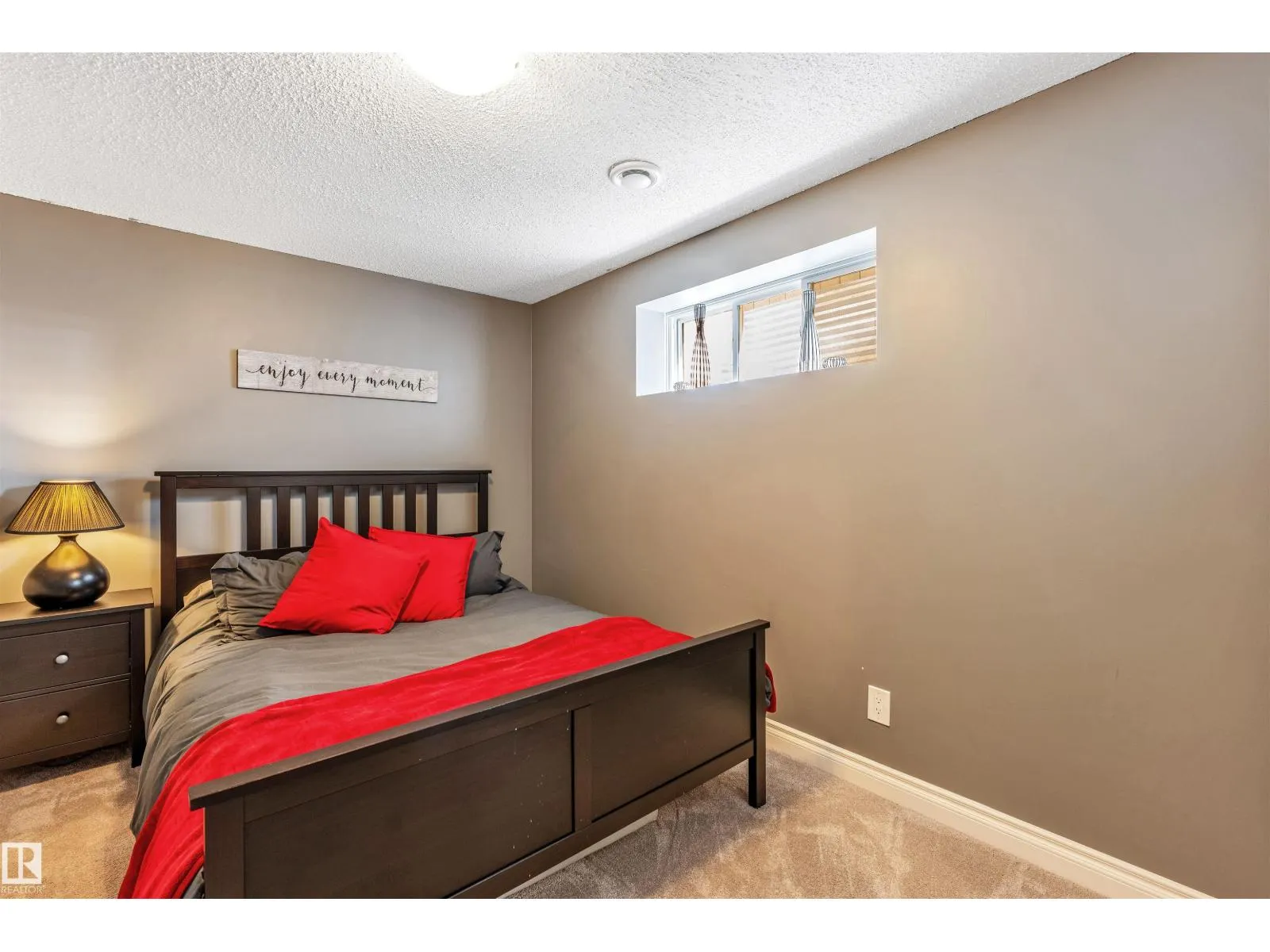 839 37 AV NW