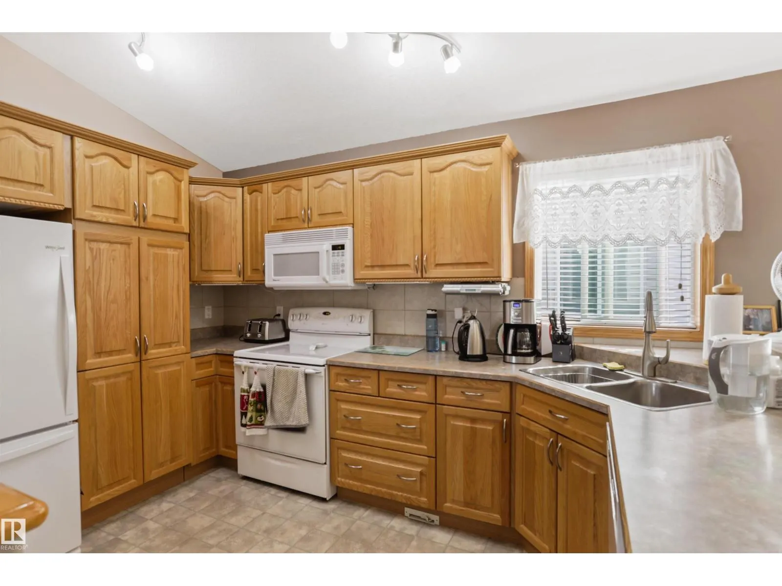 742 KANANASKIS DR