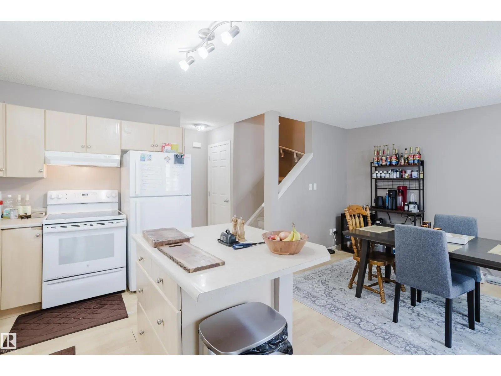 22 287 MACEWAN RD SW