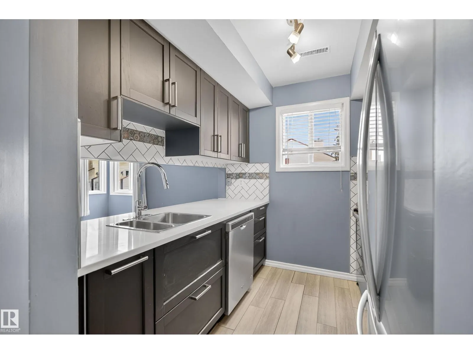225 LANCASTER TC NW