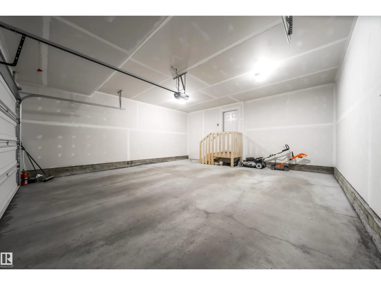 120 SALISBURY WY