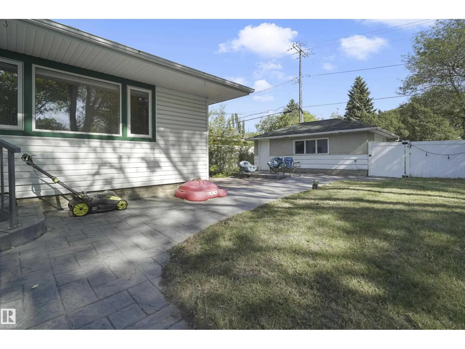 7804 92 AV NW