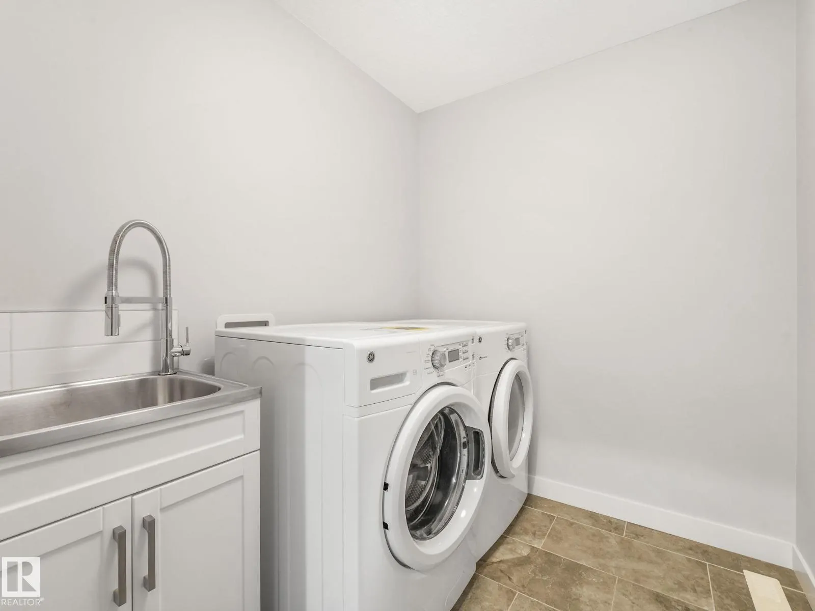 7941 83 AV NW