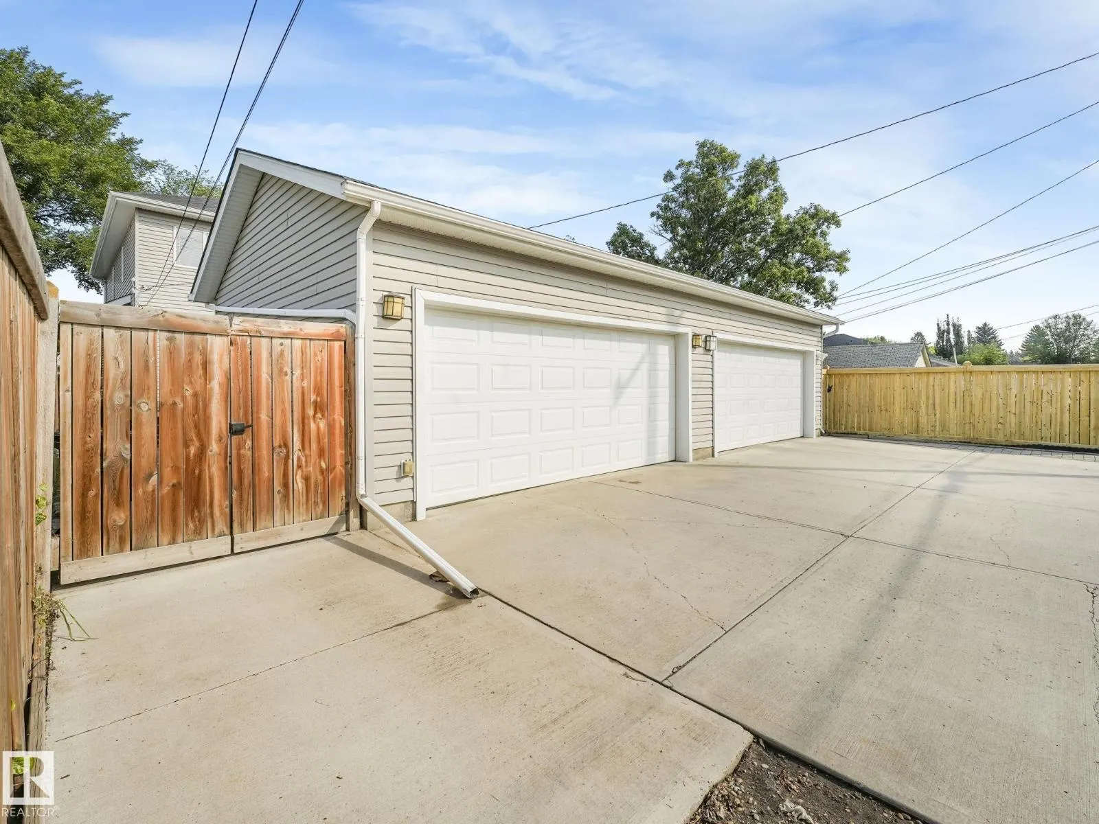 7941 83 AV NW