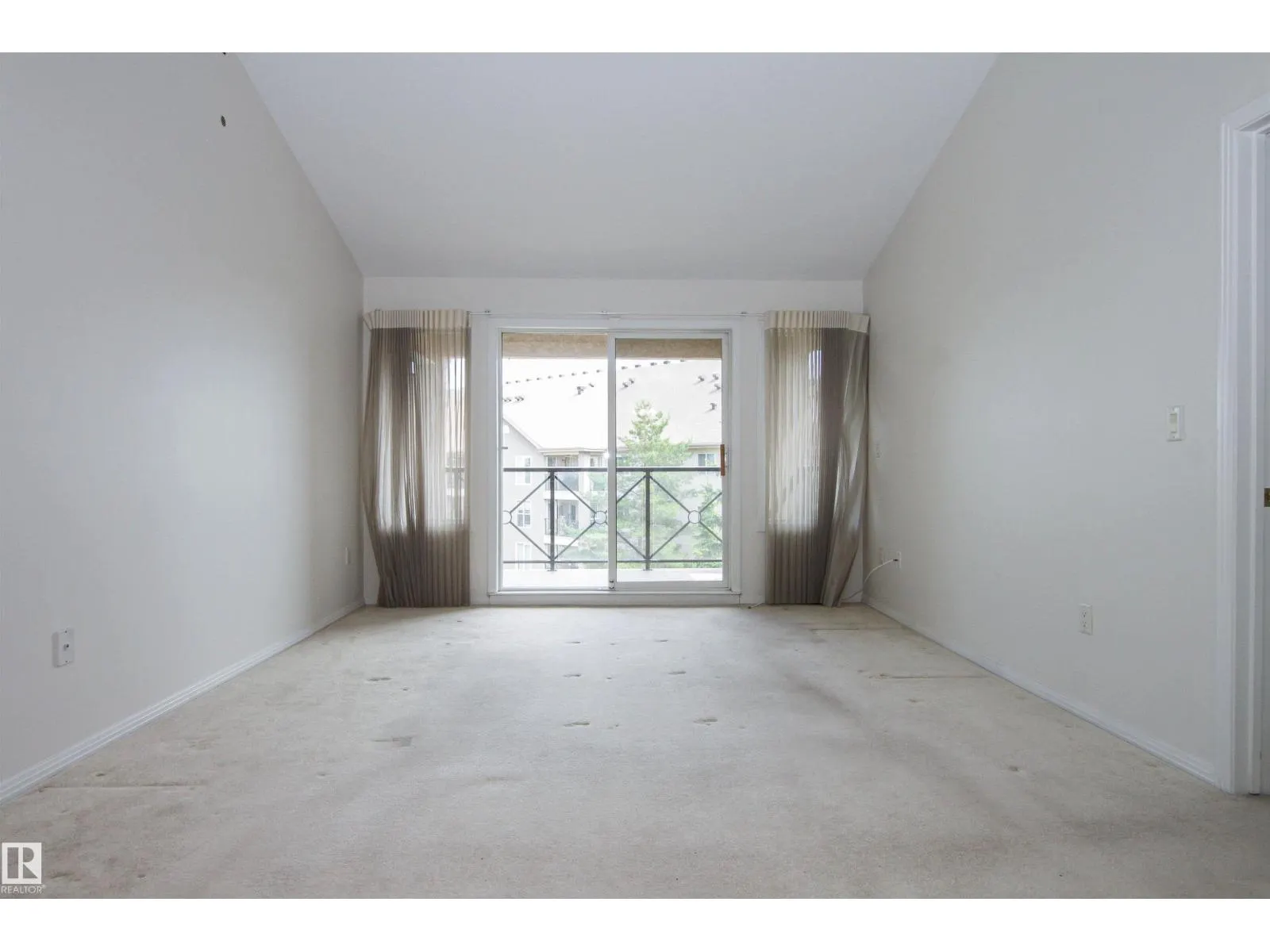 8912 156 ST NW