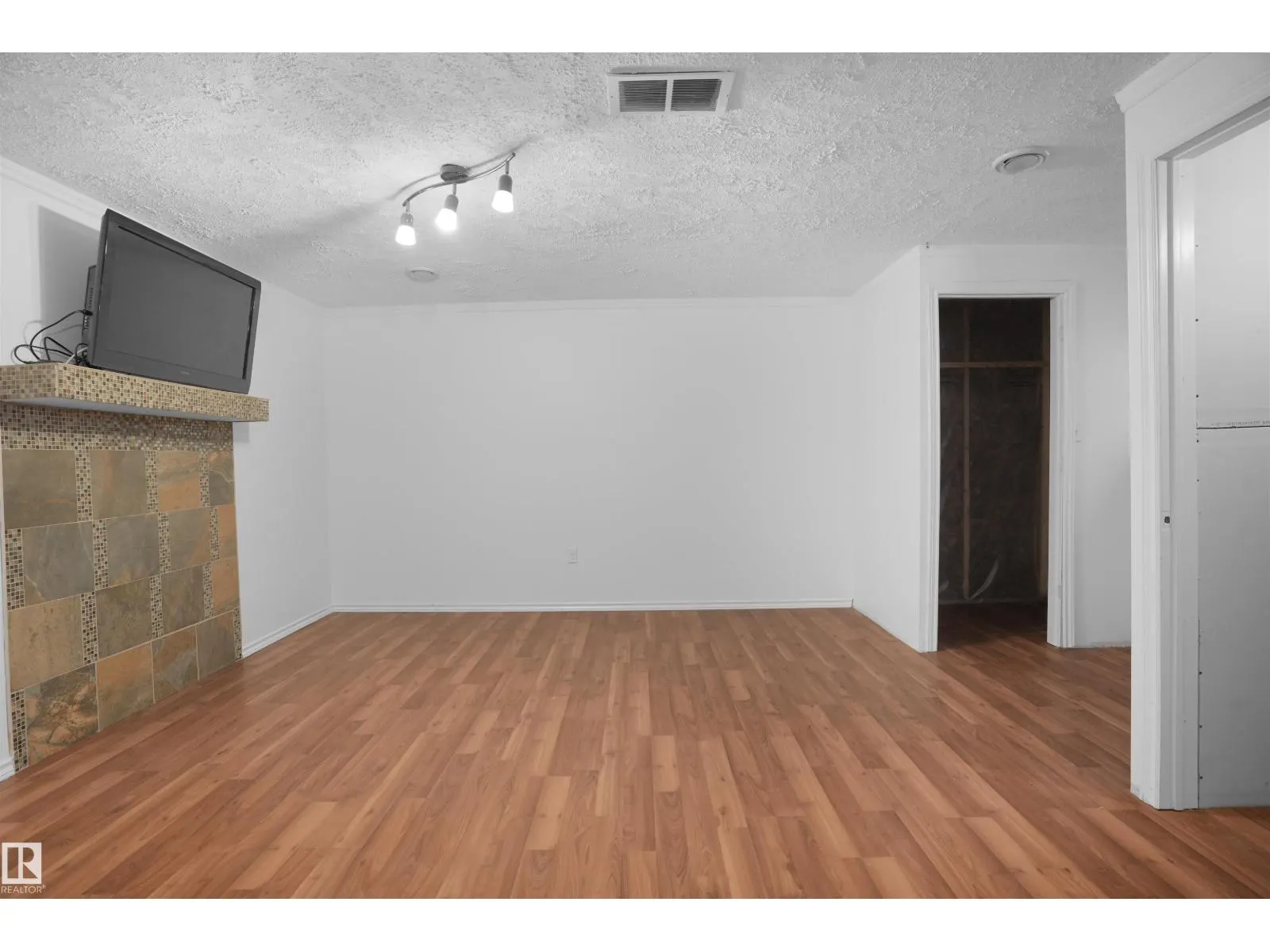 1813 28 ST NW