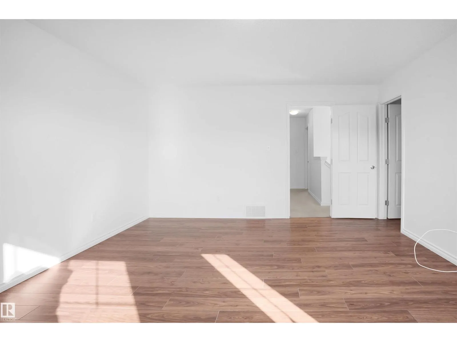 1813 28 ST NW