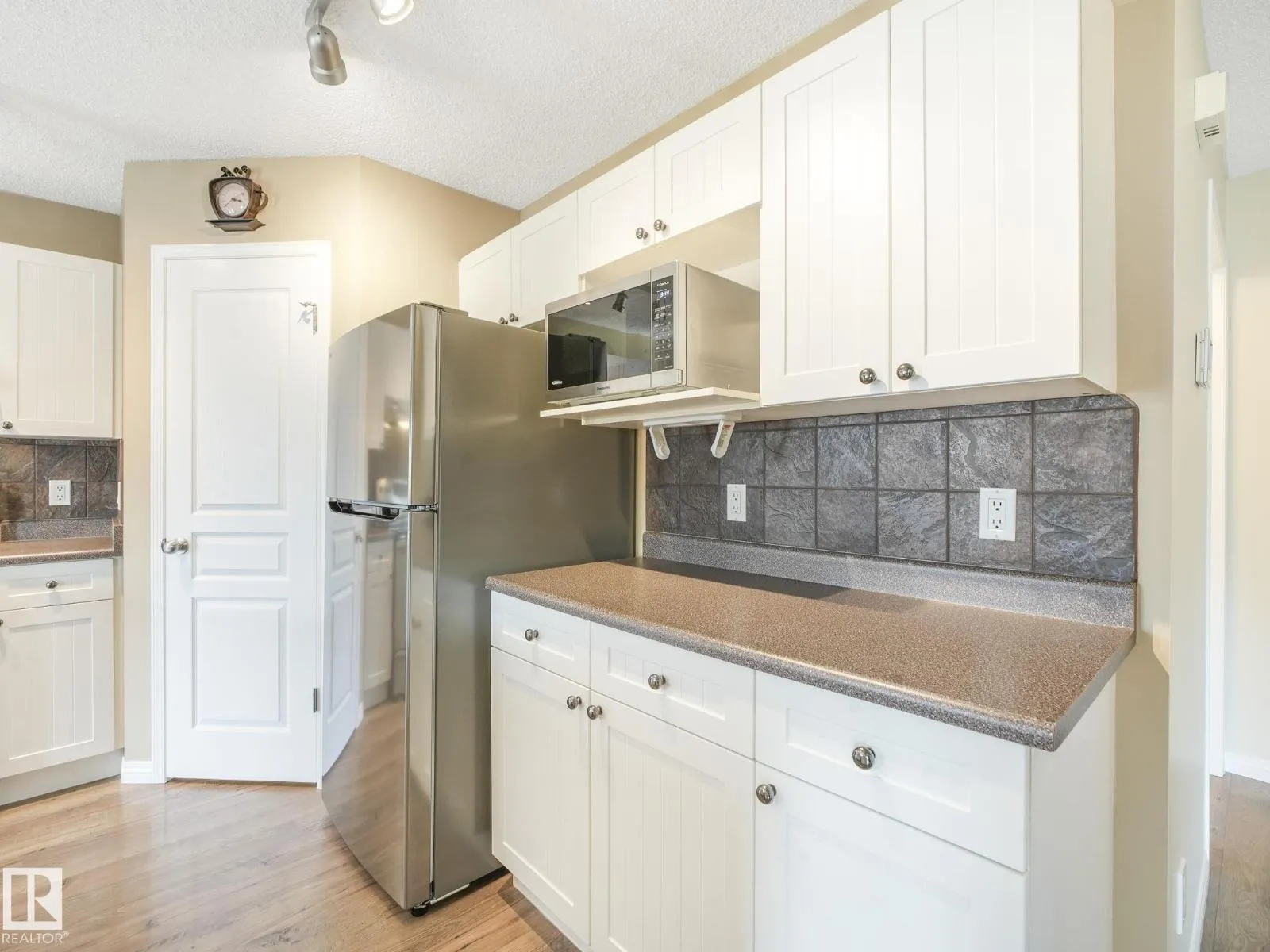 250 KLARVATTEN RD NW