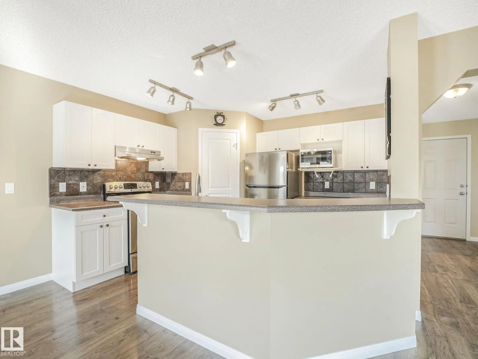 250 KLARVATTEN RD NW