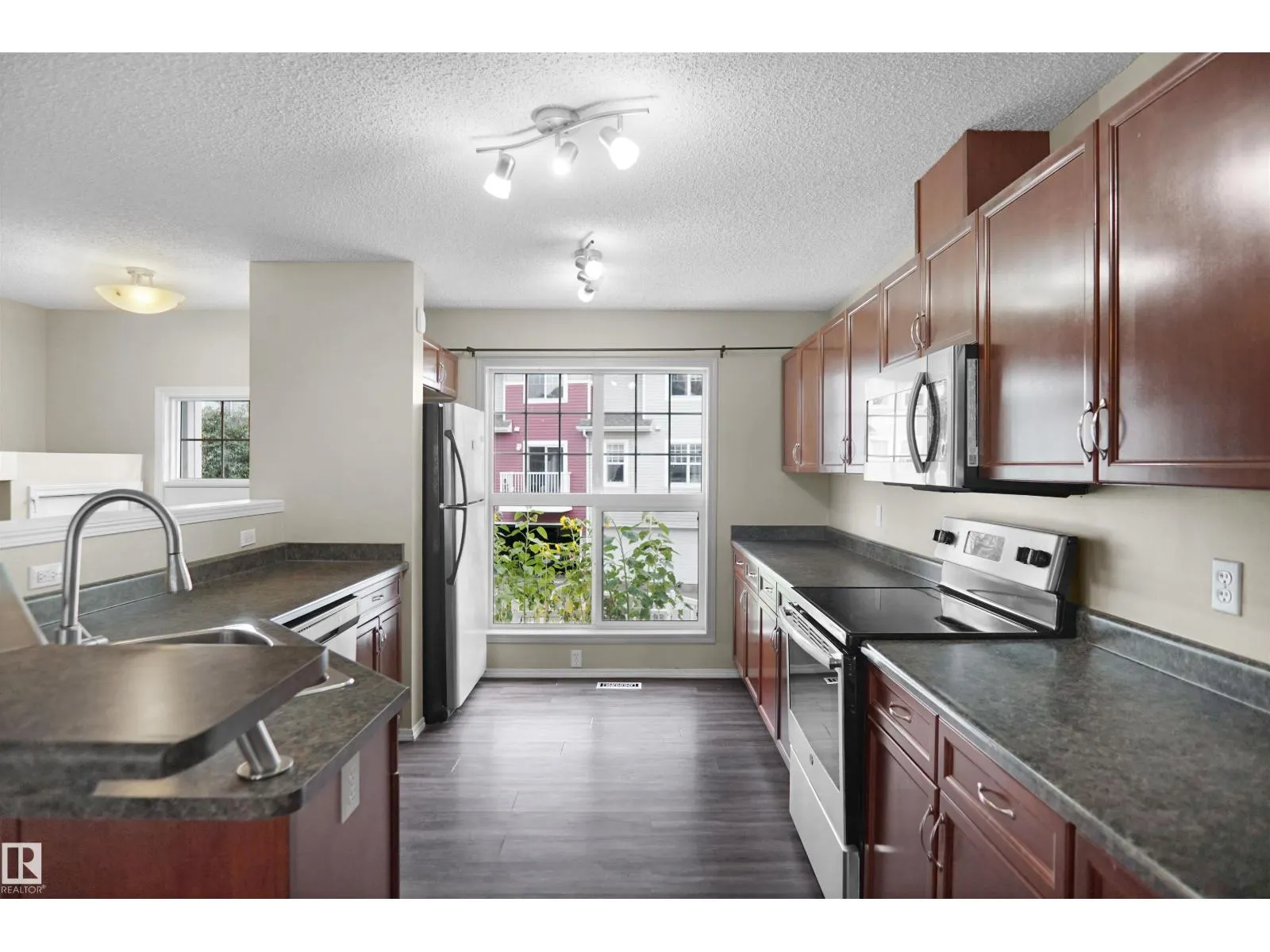 #41 5604 199 ST NW