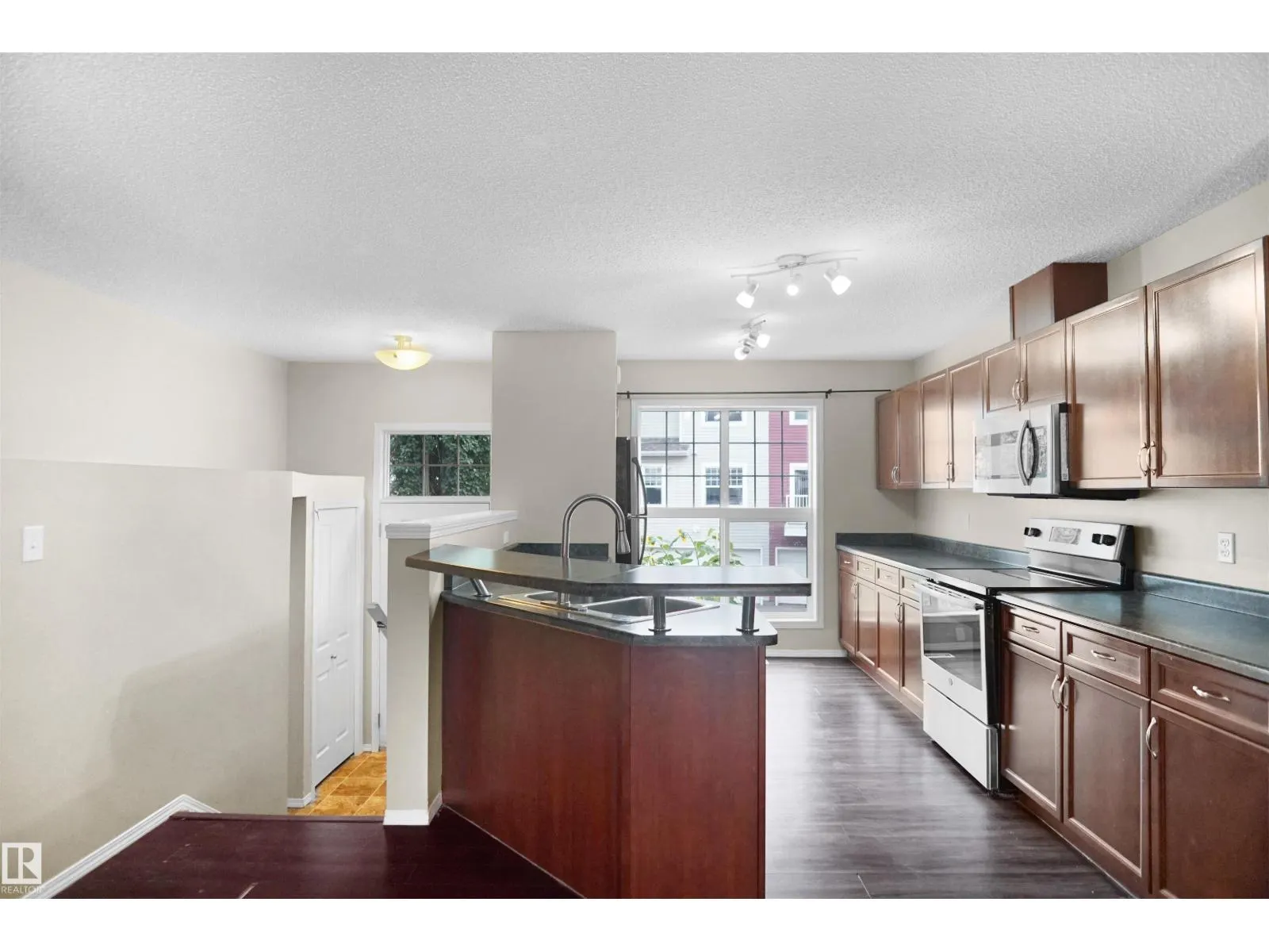 #41 5604 199 ST NW