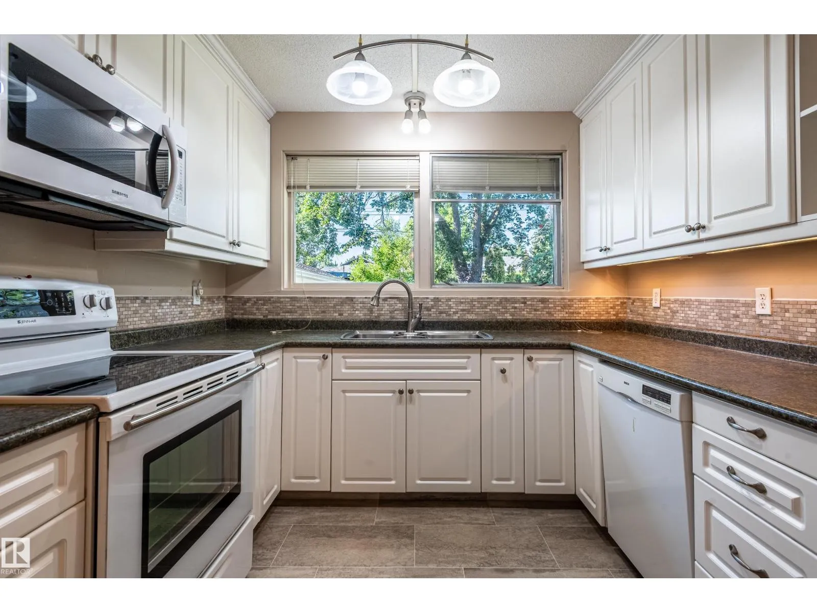 4212 122 ST NW