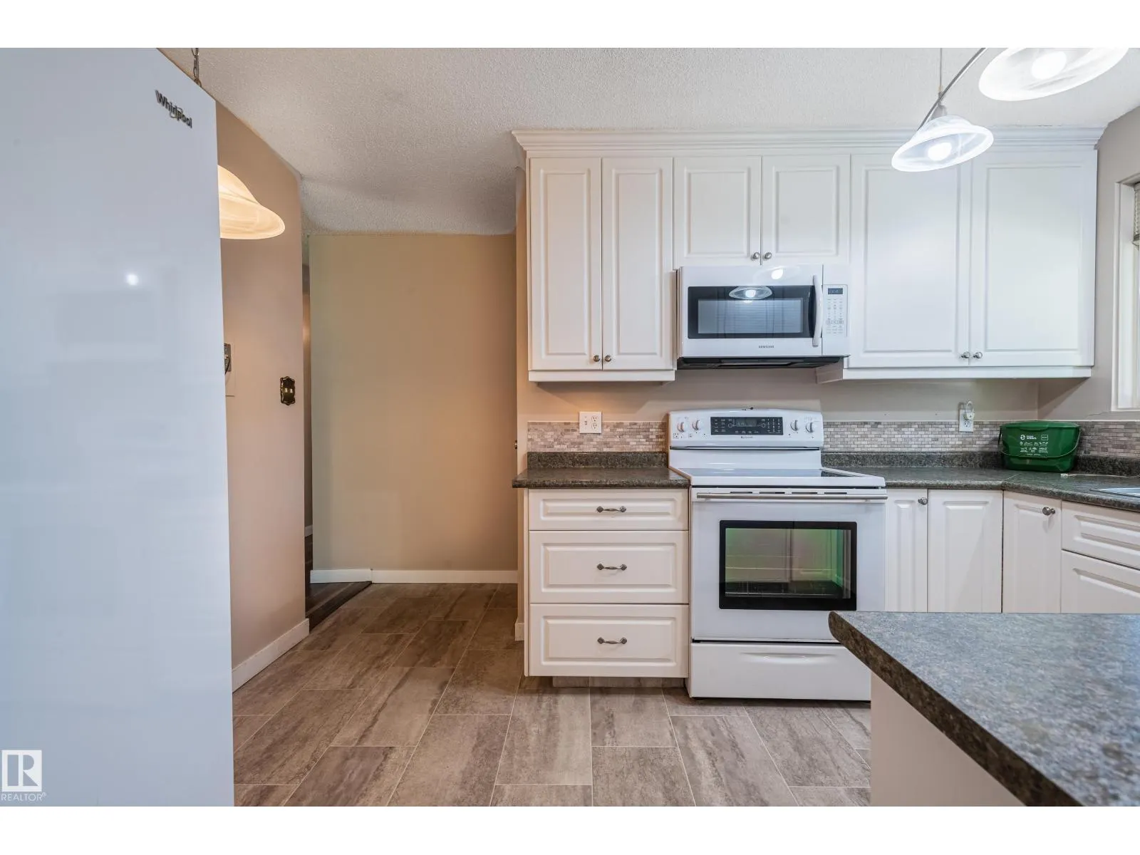 4212 122 ST NW