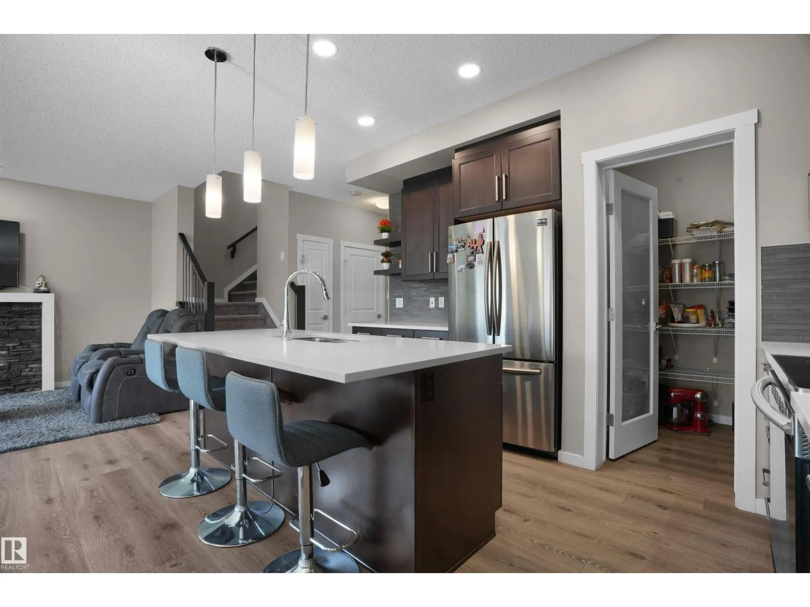 4015 6 AV SW SW