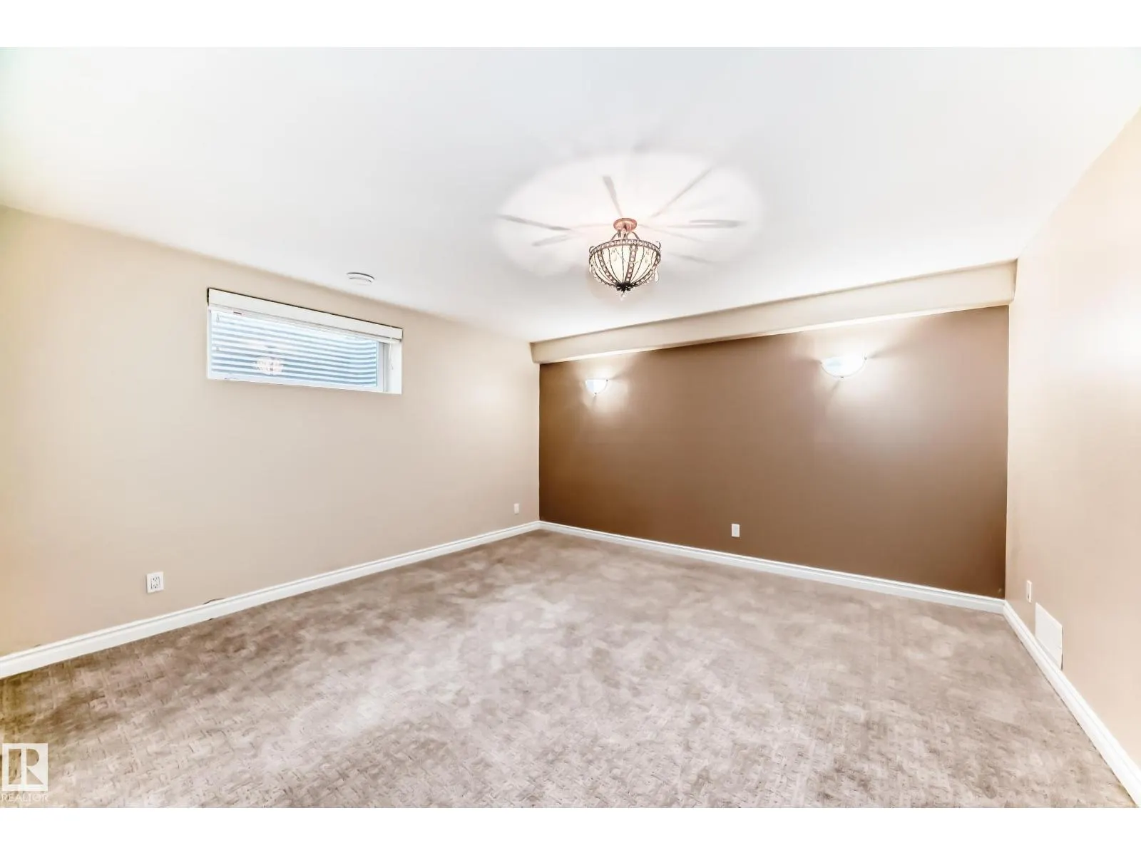 918 CHAHLEY CR NW