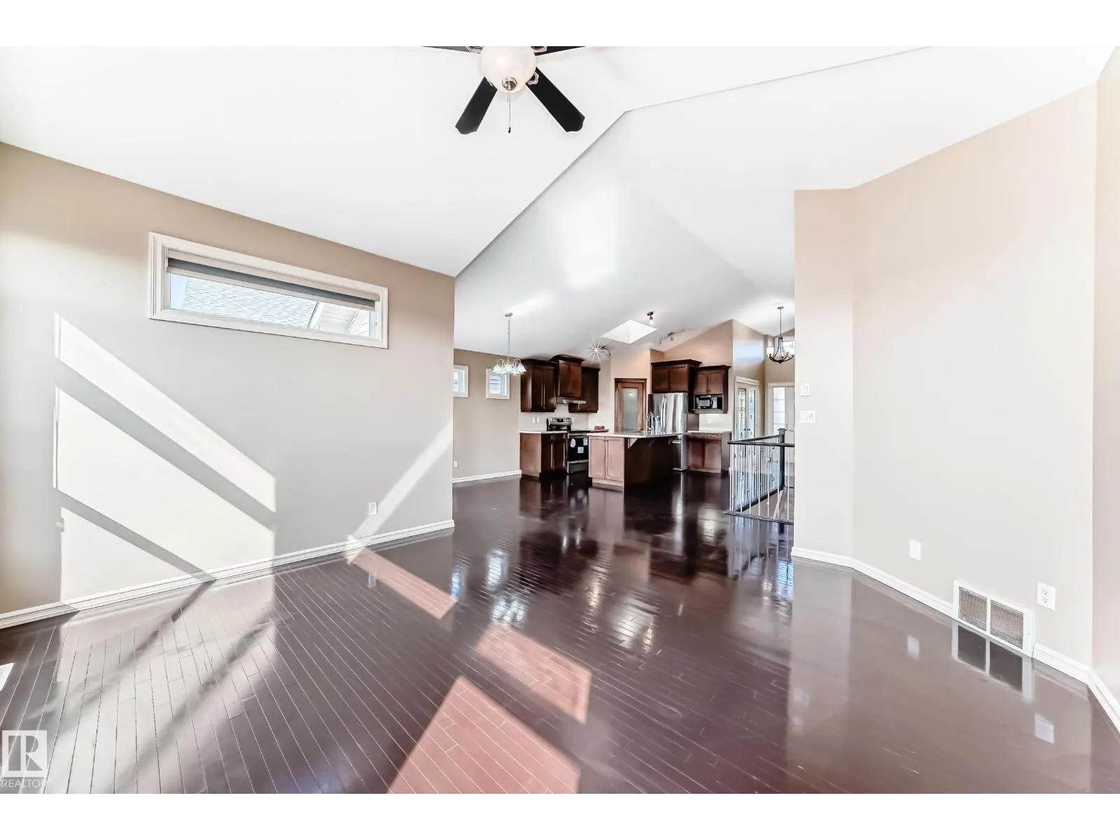 918 CHAHLEY CR NW