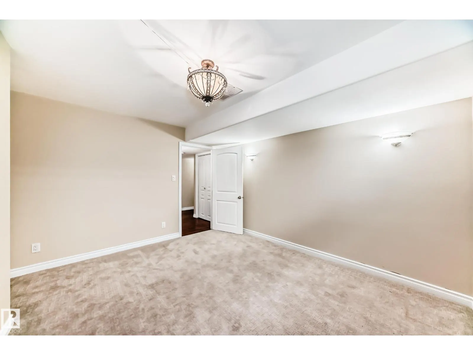 918 CHAHLEY CR NW