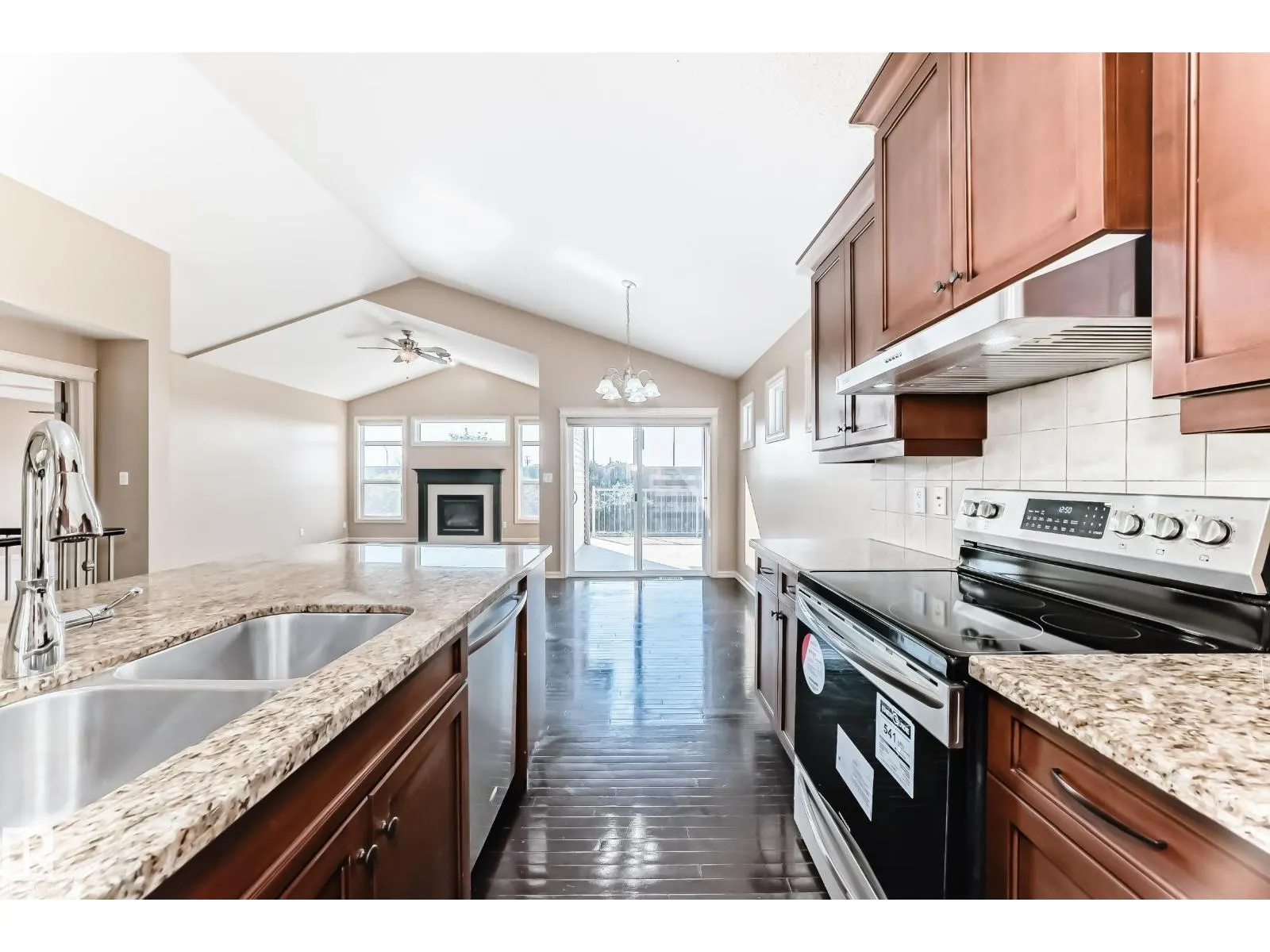 918 CHAHLEY CR NW