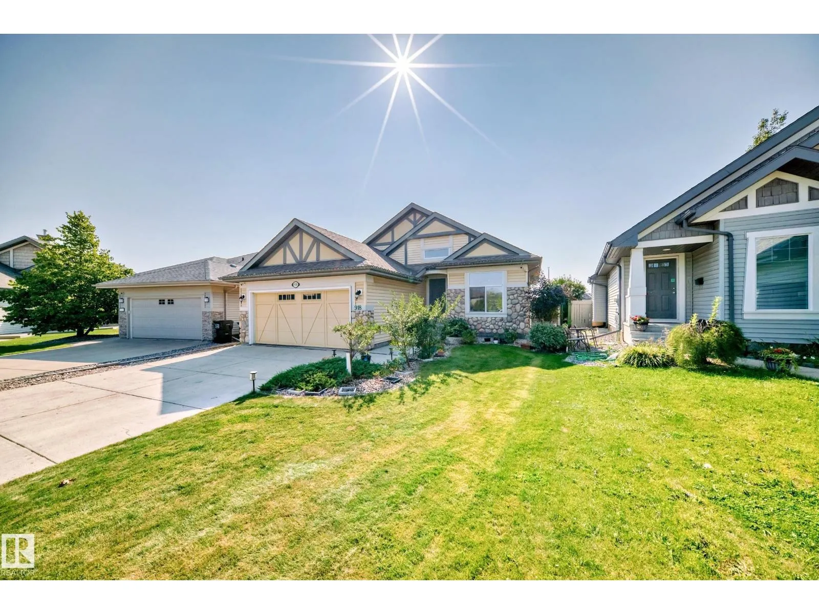 918 CHAHLEY CR NW