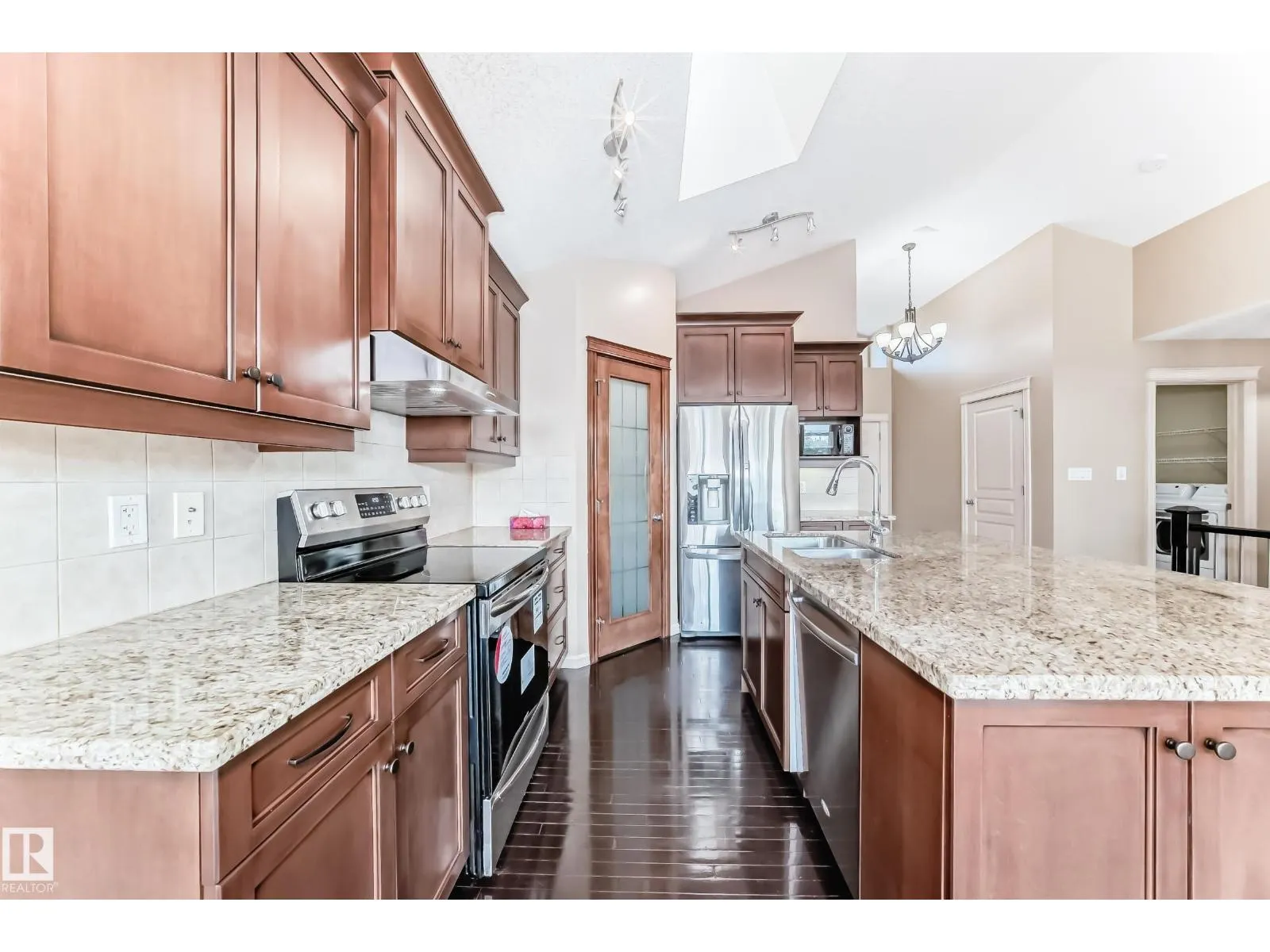 918 CHAHLEY CR NW