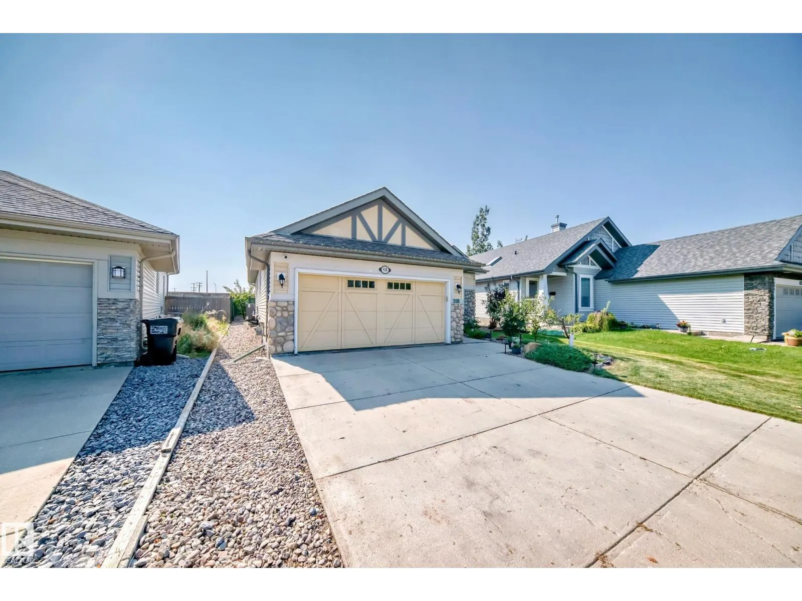 918 CHAHLEY CR NW