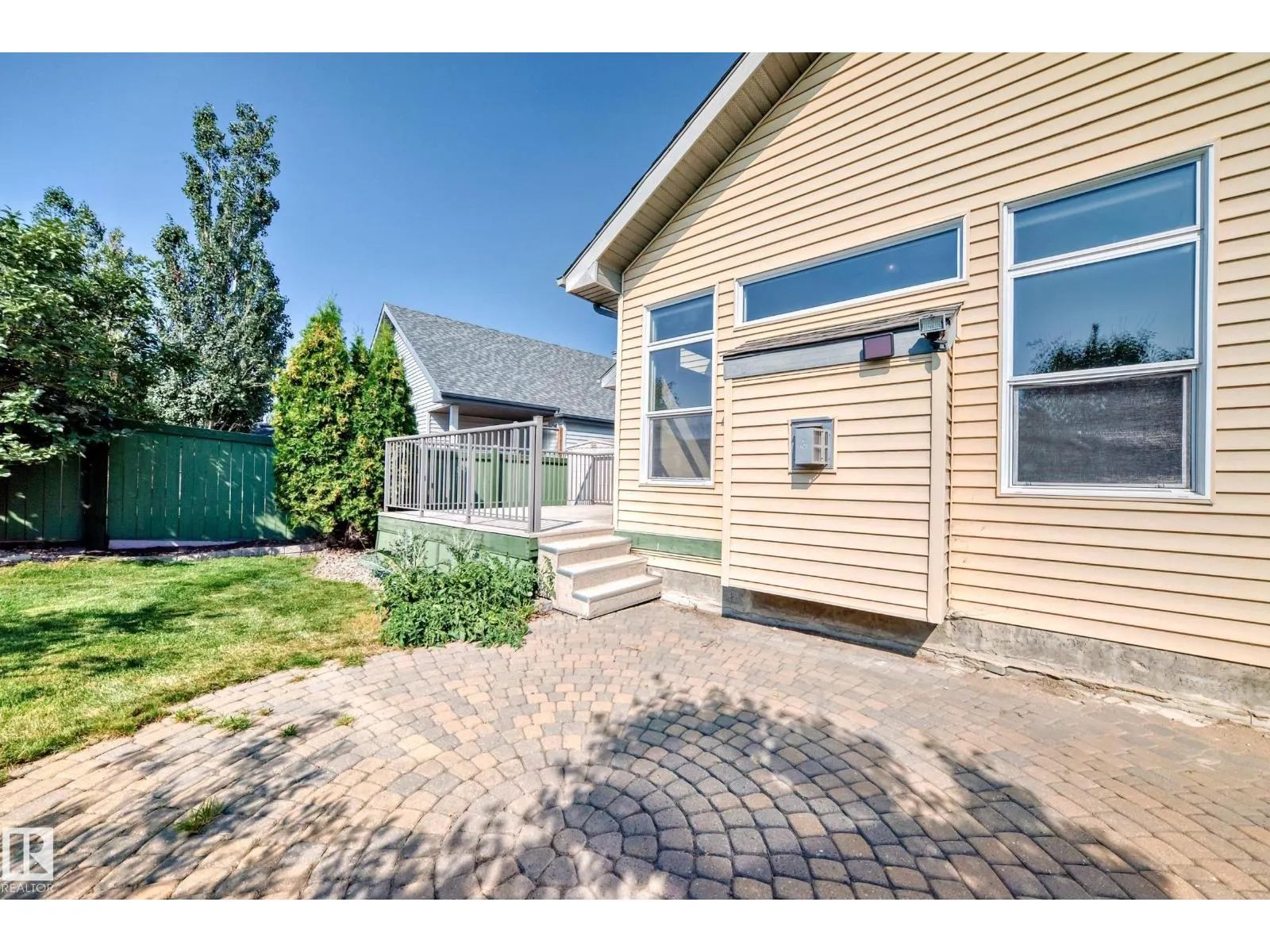 918 CHAHLEY CR NW