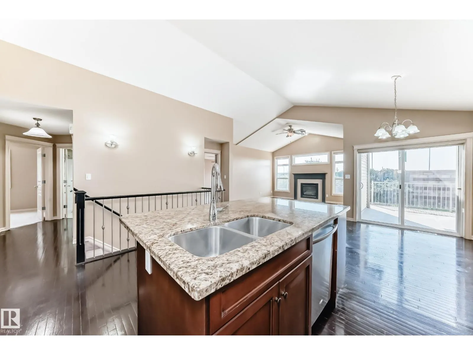 918 CHAHLEY CR NW