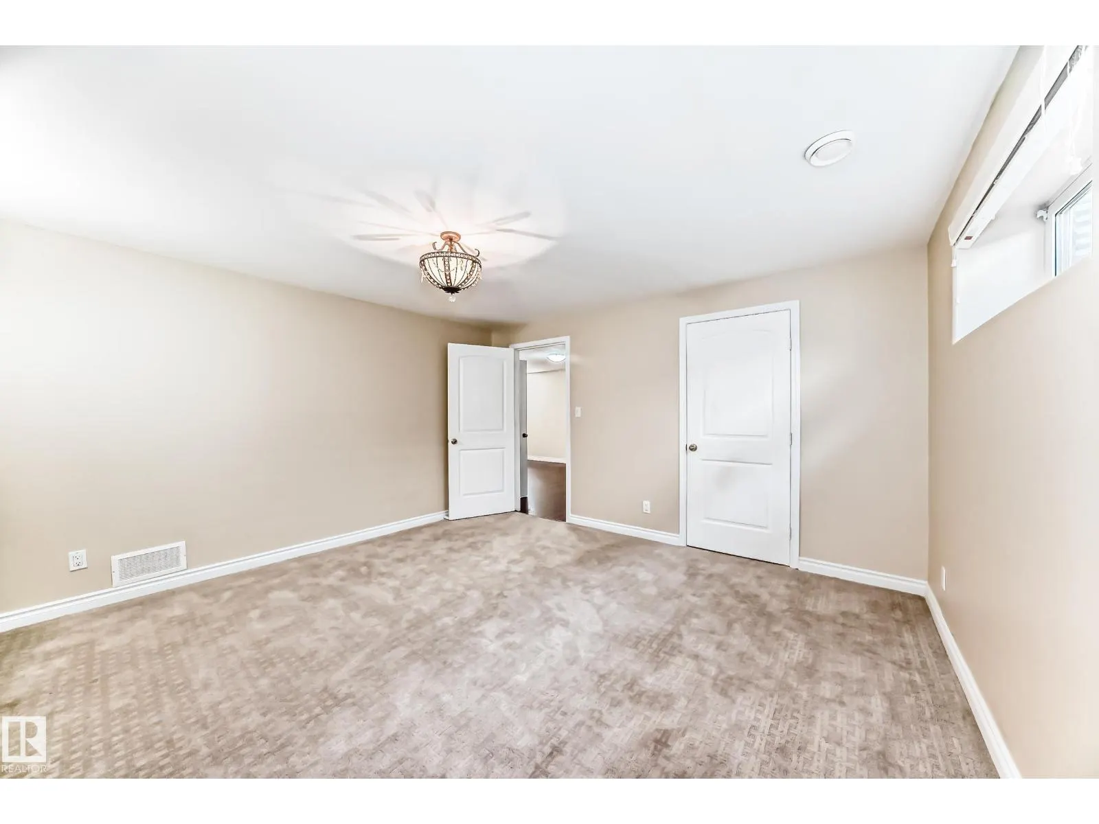 918 CHAHLEY CR NW