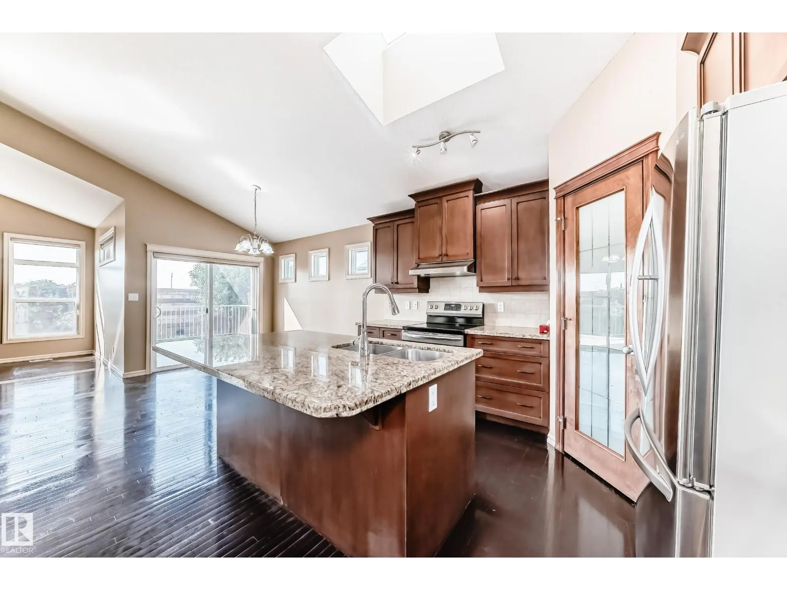 918 CHAHLEY CR NW